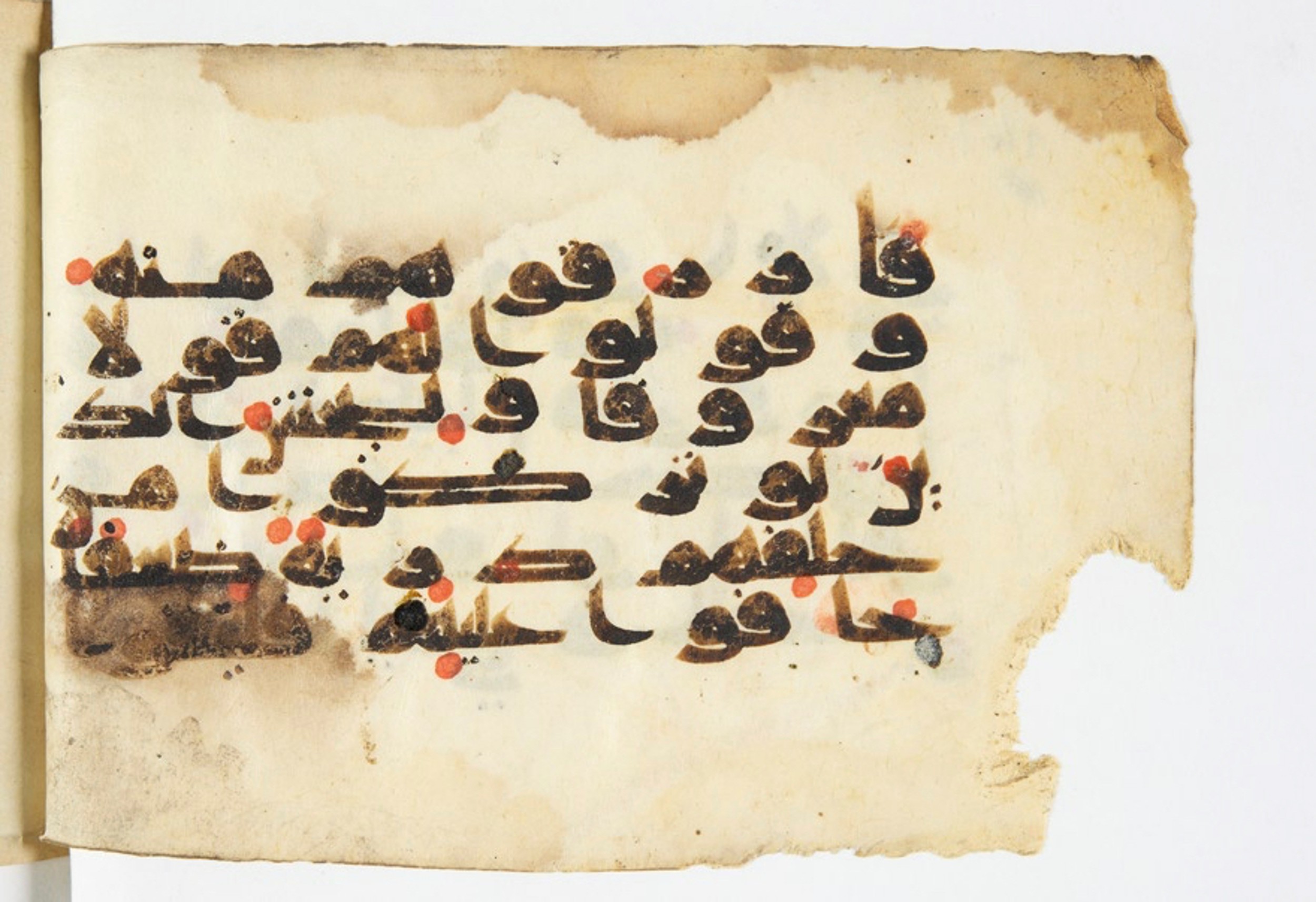 Arabe 375a (Scan 2), in Kūfī D script, showing Surah 4:8 from 9th to 10th Century AD found in Fustat (Old Cairo), Egypt, currently housed at Bibliothèque nationale de France, Paris