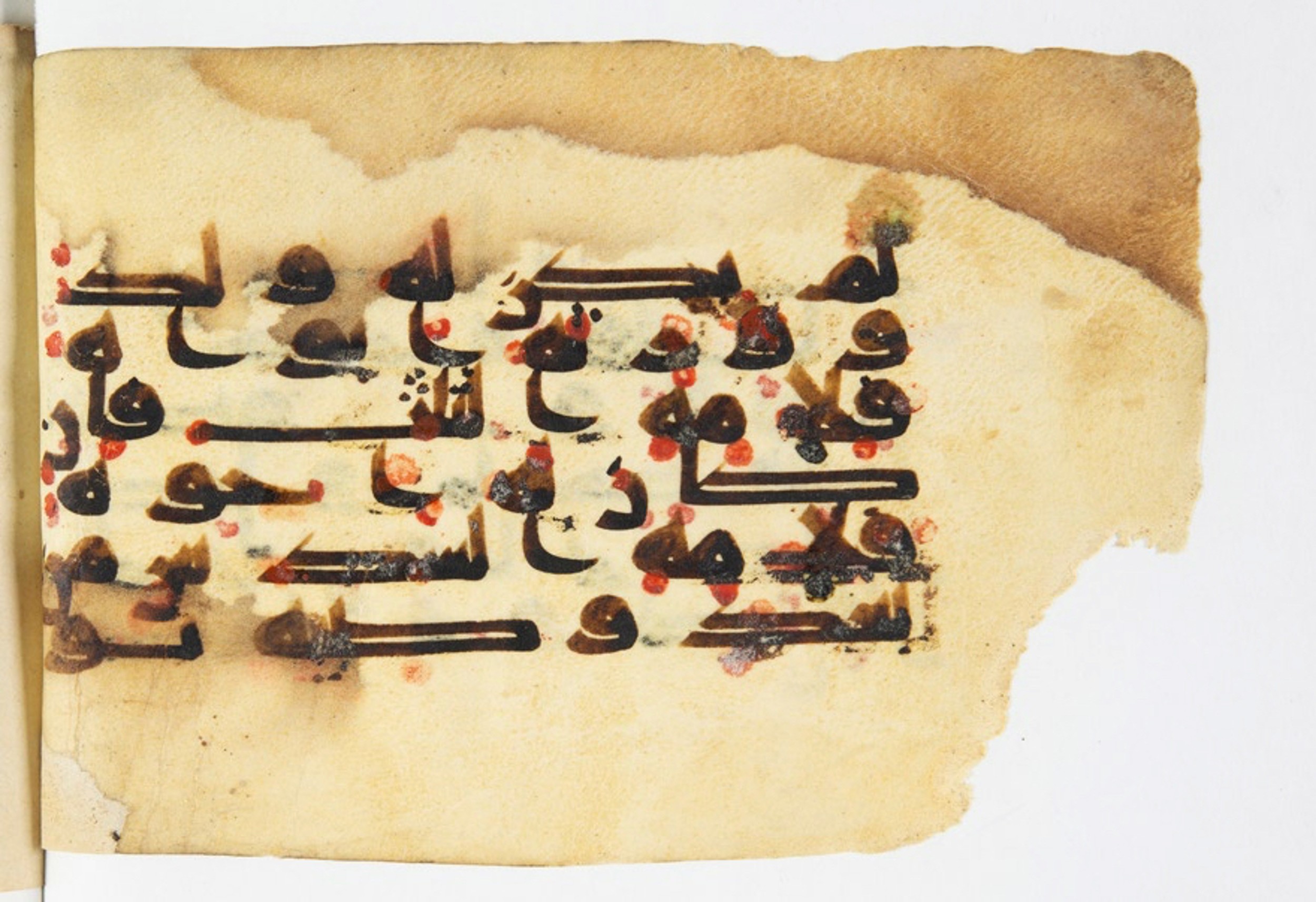 Arabe 375a (Scan 3), in Kūfī D script, showing Surah 4:11 from 9th to 10th Century AD found in Fustat (Old Cairo), Egypt, currently housed at Bibliothèque nationale de France, Paris