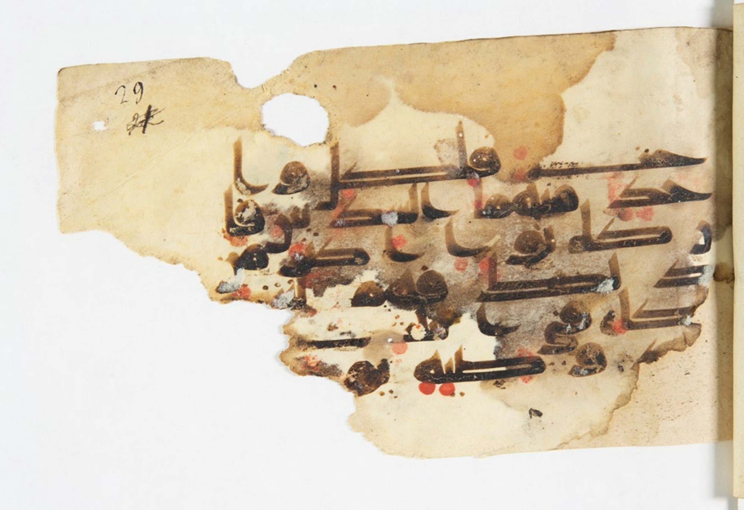 Arabe 375a (Scan 4), in Kūfī D script, showing Surah 4:12 from 9th to 10th Century AD found in Fustat (Old Cairo), Egypt, currently housed at Bibliothèque nationale de France, Paris