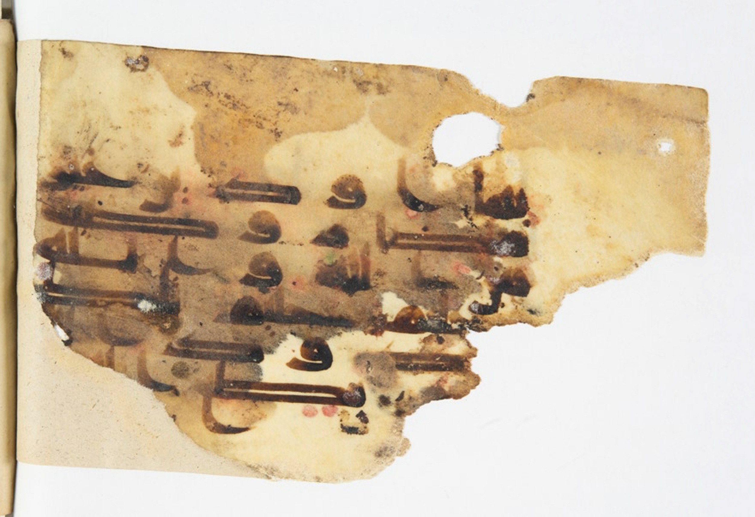Arabe 375a (Scan 5), in Kūfī D script, showing Surah 4:12 from 9th to 10th Century AD found in Fustat (Old Cairo), Egypt, currently housed at Bibliothèque nationale de France, Paris