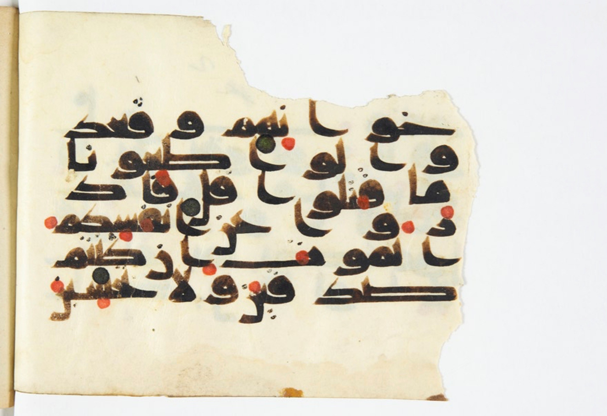 Arabe 375a (Scan 1), in Kūfī D script, showing Surah 3:169 from 9th to 10th Century AD found in Fustat (Old Cairo), Egypt, currently housed at Bibliothèque nationale de France, Paris