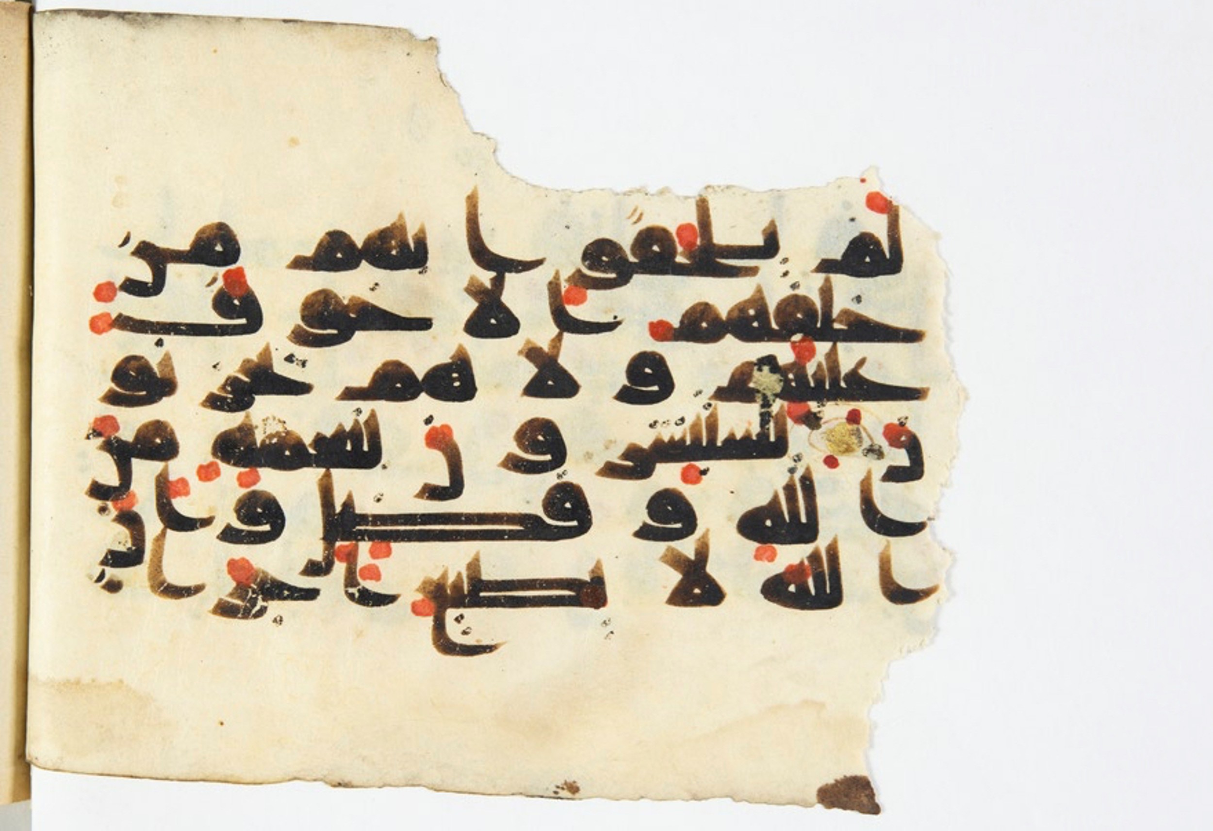 Arabe 375a (Scan 2), in Kūfī D script, showing Surah 3:170 from 9th to 10th Century AD found in Fustat (Old Cairo), Egypt, currently housed at Bibliothèque nationale de France, Paris