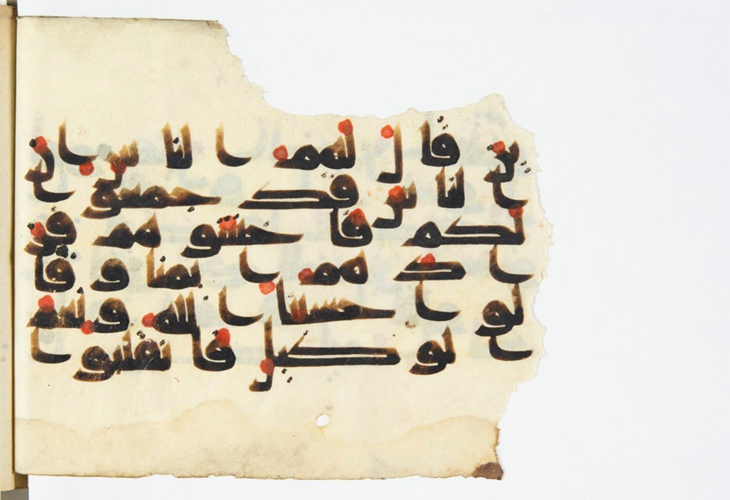 Arabe 375a (Scan 1), in Kūfī D script, showing Surah 3:174 from 9th to 10th Century AD found in Fustat (Old Cairo), Egypt, currently housed at Bibliothèque nationale de France, Paris