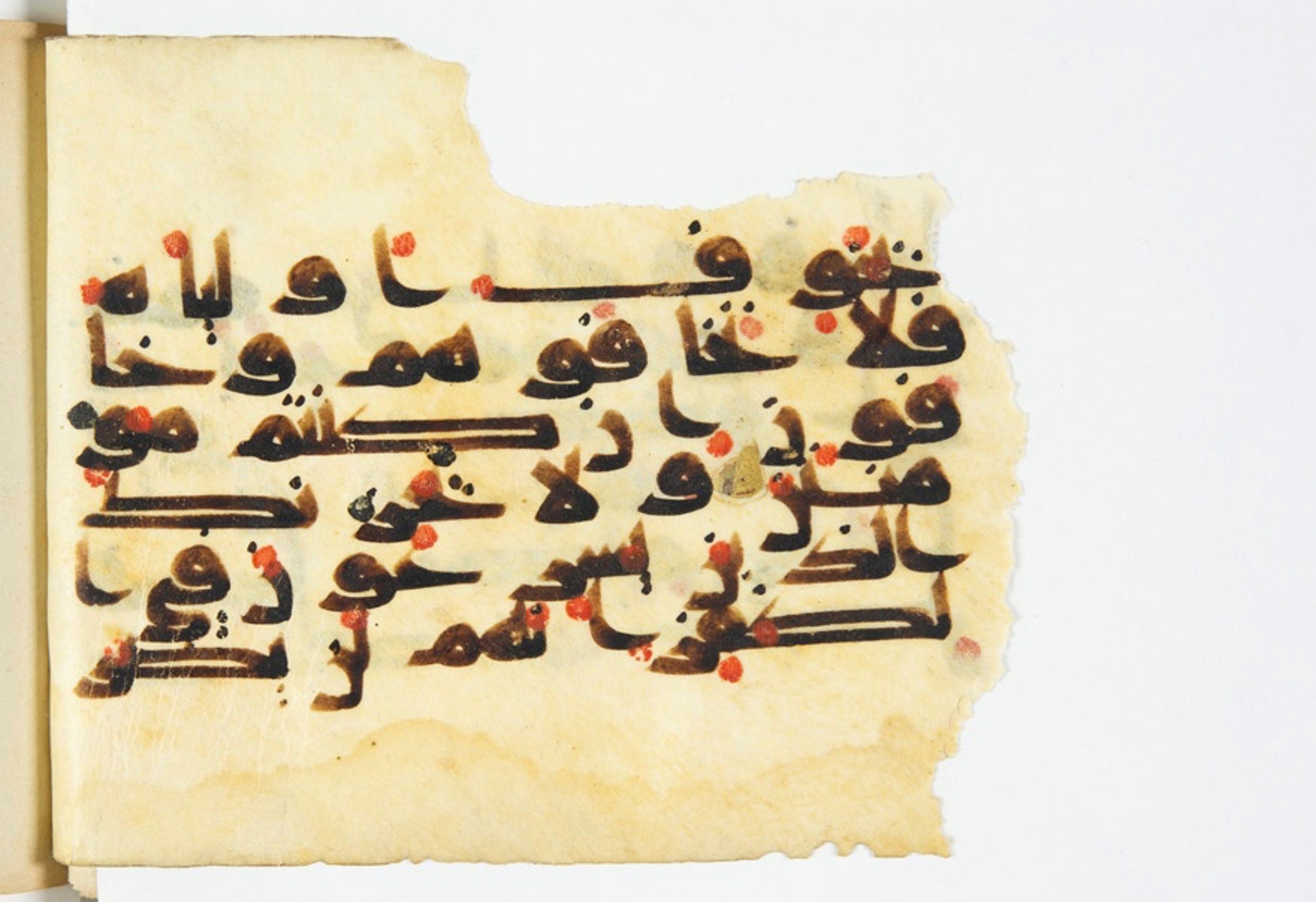 Arabe 375a (Scan 2), in Kūfī D script, showing Surah 3:175 from 9th to 10th Century AD found in Fustat (Old Cairo), Egypt, currently housed at Bibliothèque nationale de France, Paris