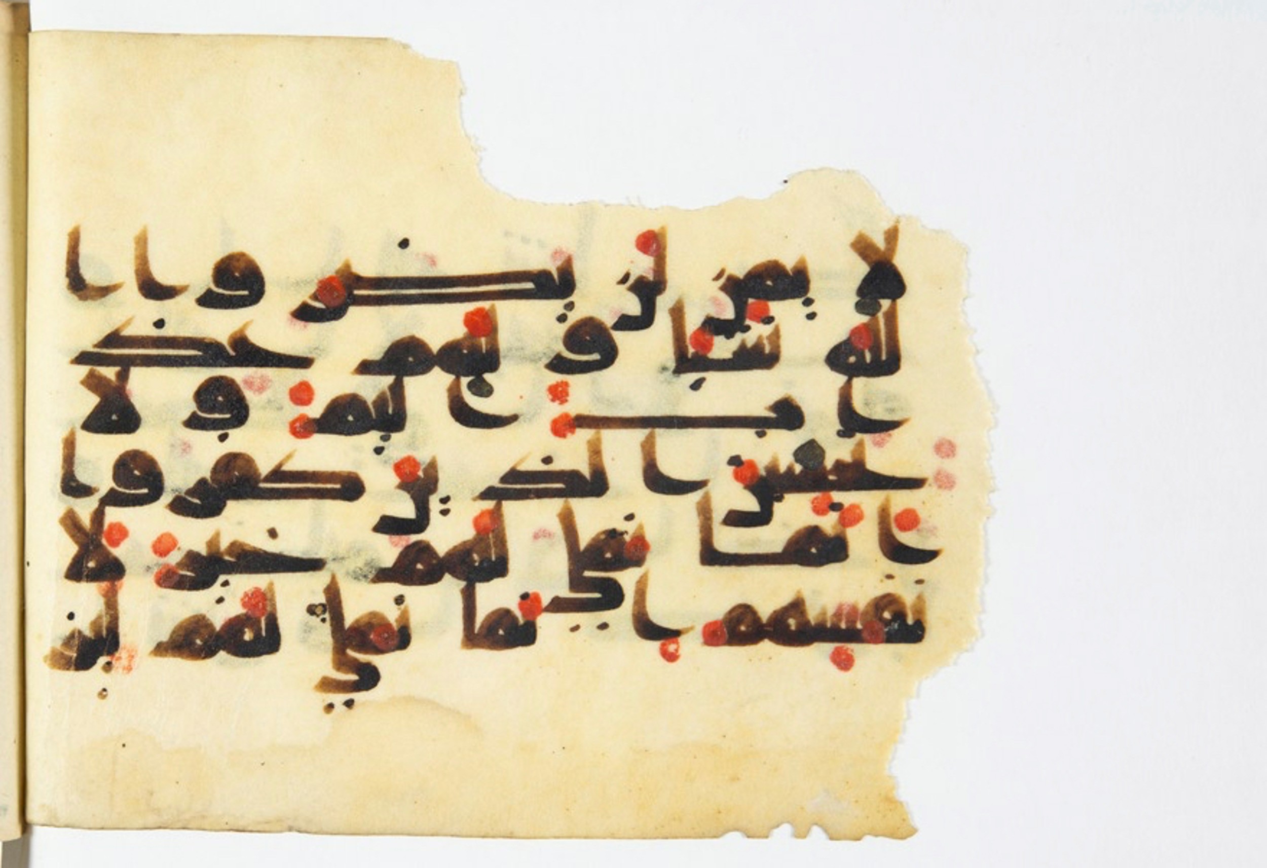 Arabe 375a (Scan 2), in Kūfī D script, showing Surah 3:177 from 9th to 10th Century AD found in Fustat (Old Cairo), Egypt, currently housed at Bibliothèque nationale de France, Paris