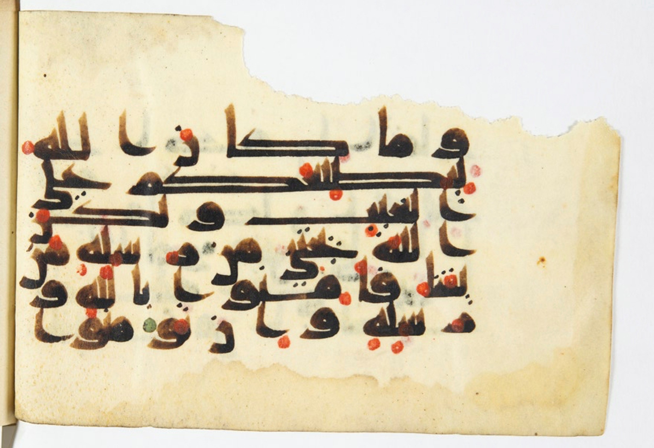 Arabe 375a (Scan 2), in Kūfī D script, showing Surah 3:179 from 9th to 10th Century AD found in Fustat (Old Cairo), Egypt, currently housed at Bibliothèque nationale de France, Paris