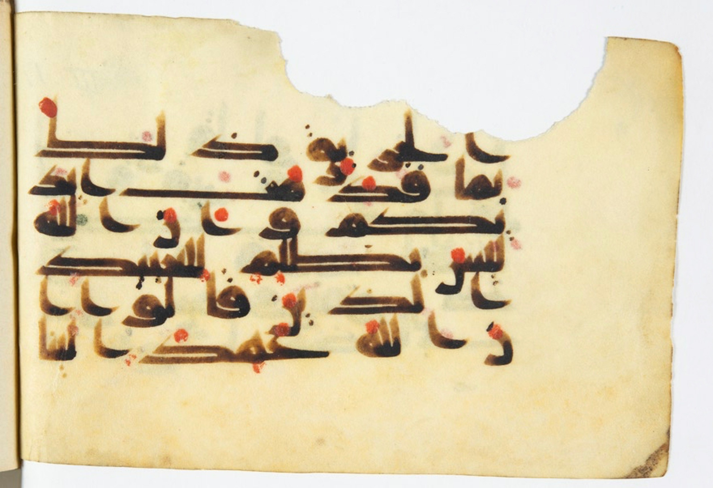 Arabe 375a (Scan 3), in Kūfī D script, showing Surah 3:183 from 9th to 10th Century AD found in Fustat (Old Cairo), Egypt, currently housed at Bibliothèque nationale de France, Paris