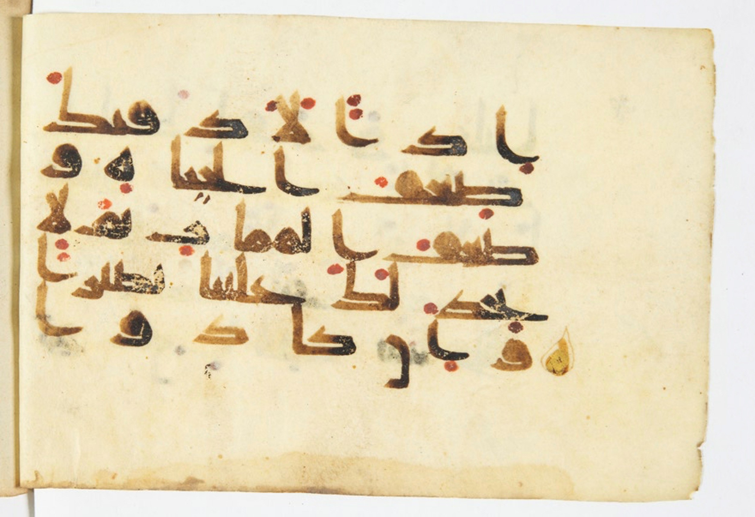 Paris, Bibliothèque nationale de France, Arabe 375 (b) (Scan 1), in kūfī (type D V a) script, showing Surah 17:76 from 9th to 10th Century AD found in Fustat (Old Cairo), Egypt, currently housed at Bibliothèque nationale de France, Paris