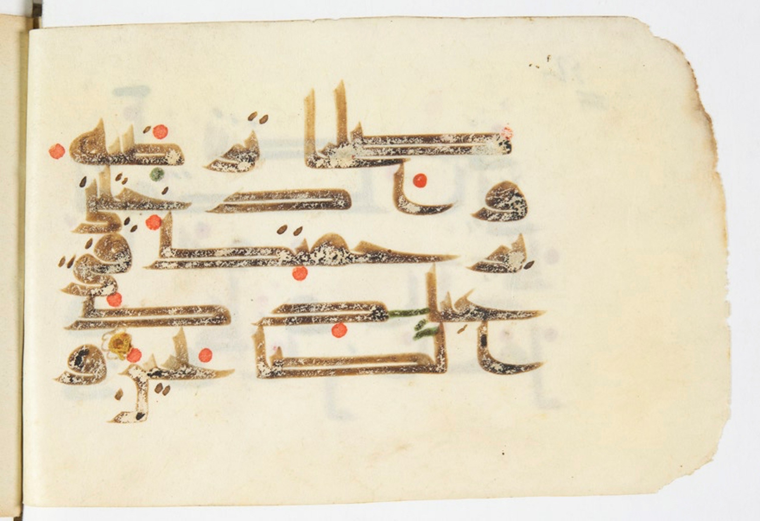 Paris, Bibliothèque nationale de France, Arabe 375 (c) (Scan 3), in kūfī D script, showing Surah 27:19 from Mid 8th to Late 9th Century AD found in Fustat (Old Cairo), Egypt, currently housed at Bibliothèque nationale de France, Paris