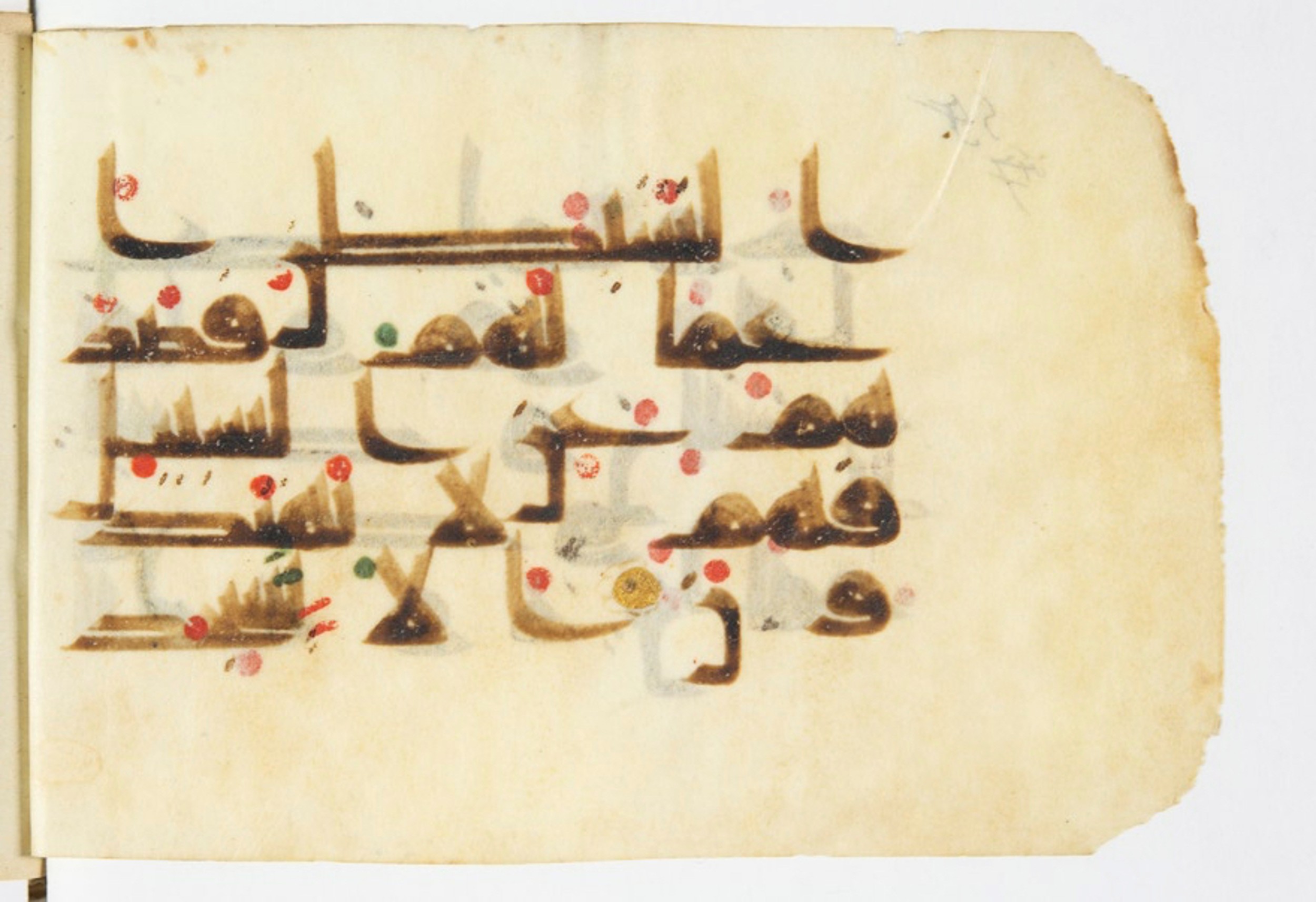 Paris, Bibliothèque nationale de France, Arabe 375 (c) (Scan 1), in kūfī D script, showing Surah 27:25 from Mid 8th to Late 9th Century AD found in Fustat (Old Cairo), Egypt, currently housed at Bibliothèque nationale de France, Paris