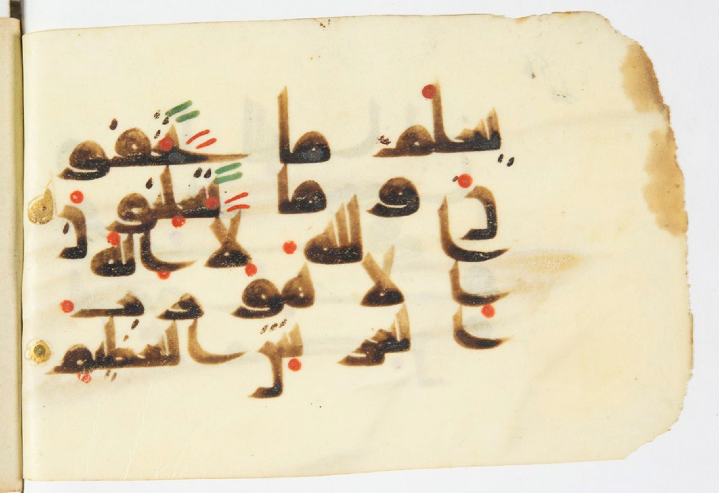 Paris, Bibliothèque nationale de France, Arabe 375 (c) (Scan 3), in kūfī D script, showing Surah 27:25 from Mid 8th to Late 9th Century AD found in Fustat (Old Cairo), Egypt, currently housed at Bibliothèque nationale de France, Paris