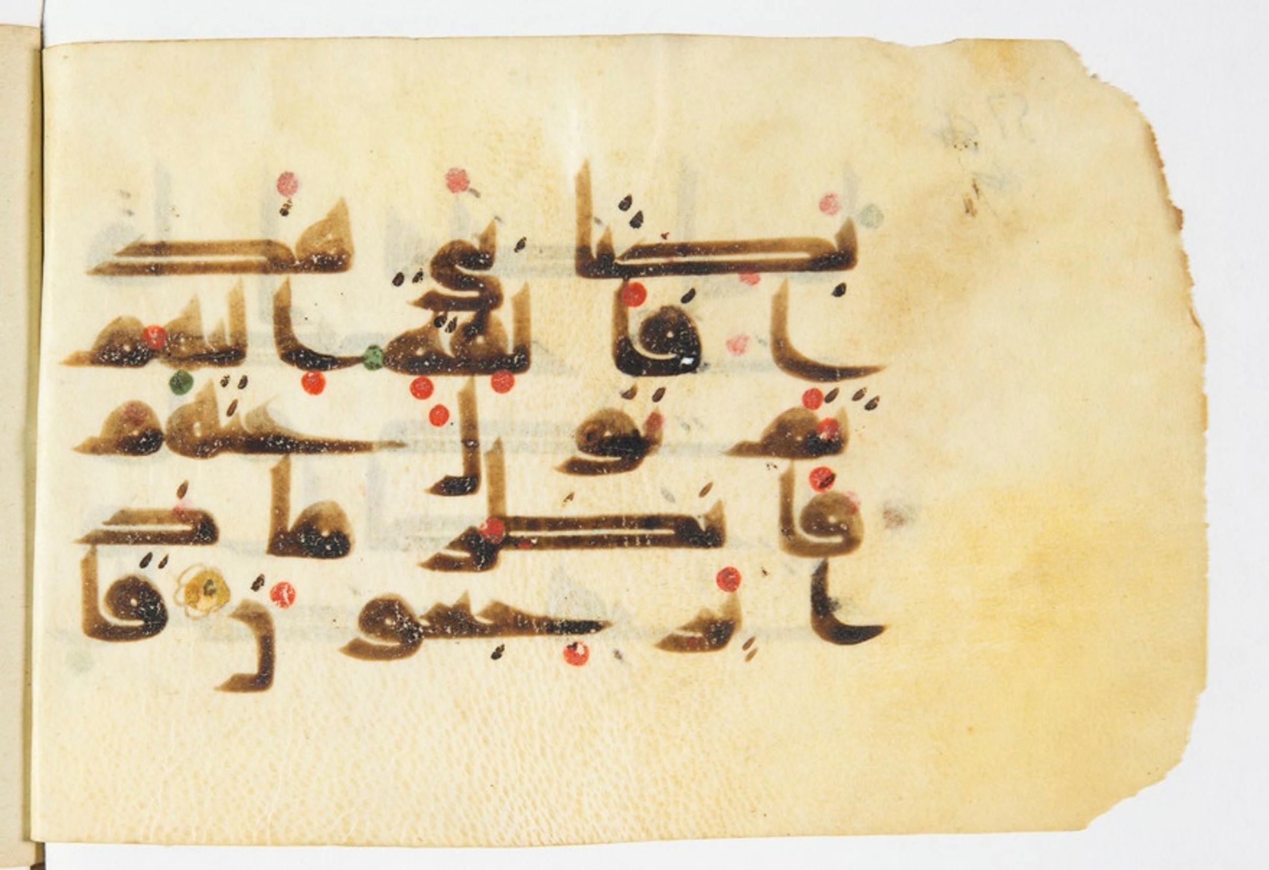 Paris, Bibliothèque nationale de France, Arabe 375 (c) (Scan 2), in kūfī D script, showing Surah 27:28 from Mid 8th to Late 9th Century AD found in Fustat (Old Cairo), Egypt, currently housed at Bibliothèque nationale de France, Paris