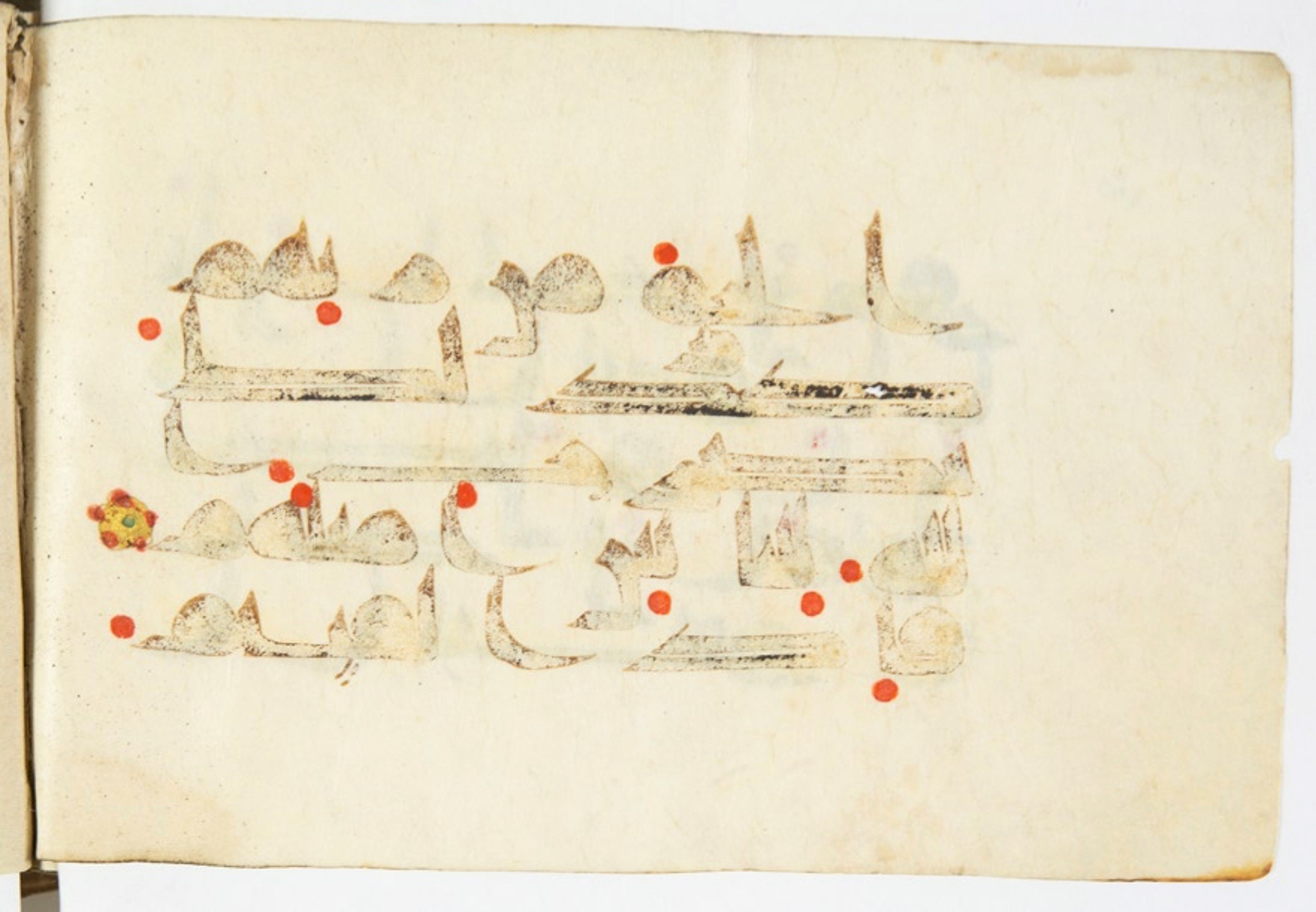 Arabe 375 (d) (Scan 3), in Kufic D.III script, showing Surah 47:3 from Mid 8th to Late 9th Century AD found in Fustat (Old Cairo), Egypt, currently housed at Bibliothèque nationale de France, Paris