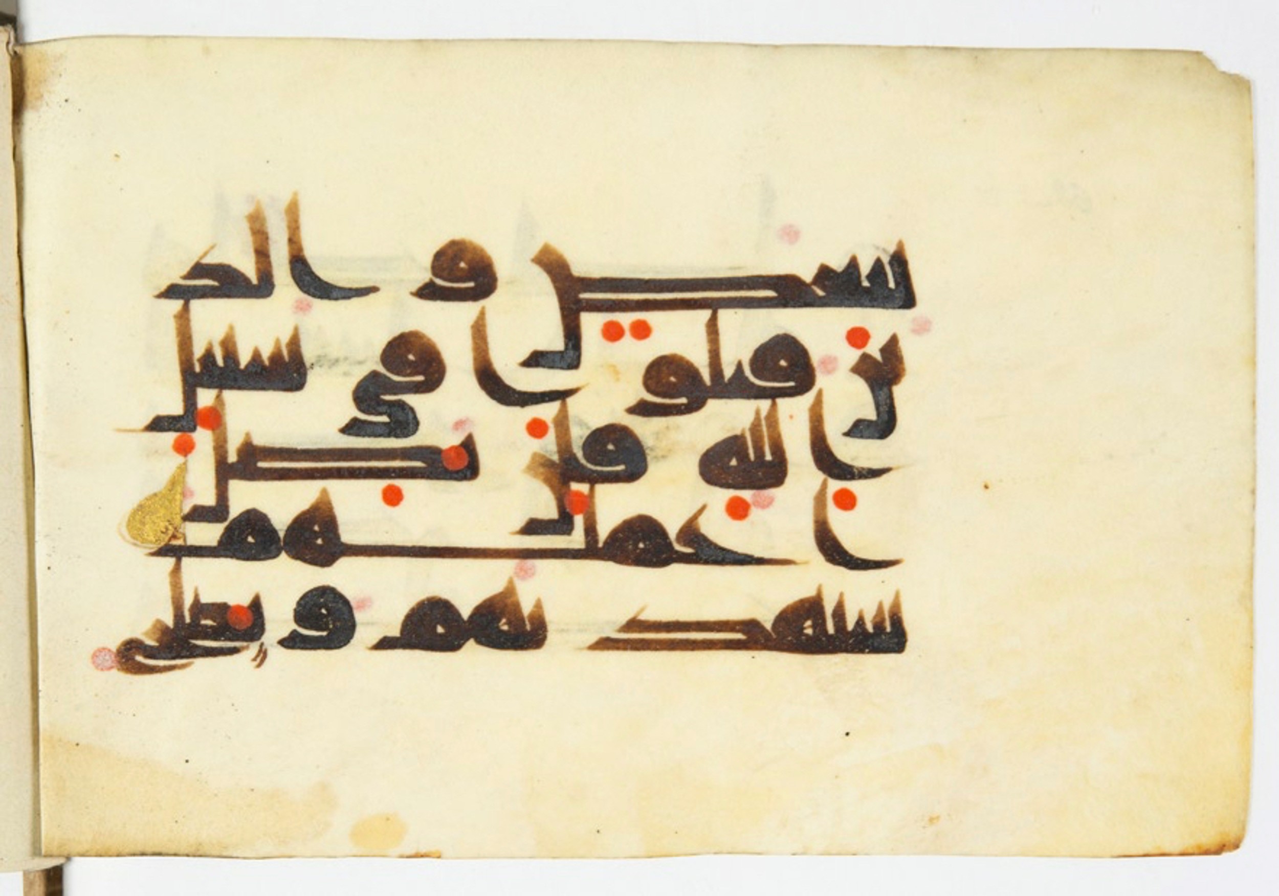 Arabe 375 (d) (Scan 5), in Kufic D.III script, showing Surah 47:4 from Mid 8th to Late 9th Century AD found in Fustat (Old Cairo), Egypt, currently housed at Bibliothèque nationale de France, Paris