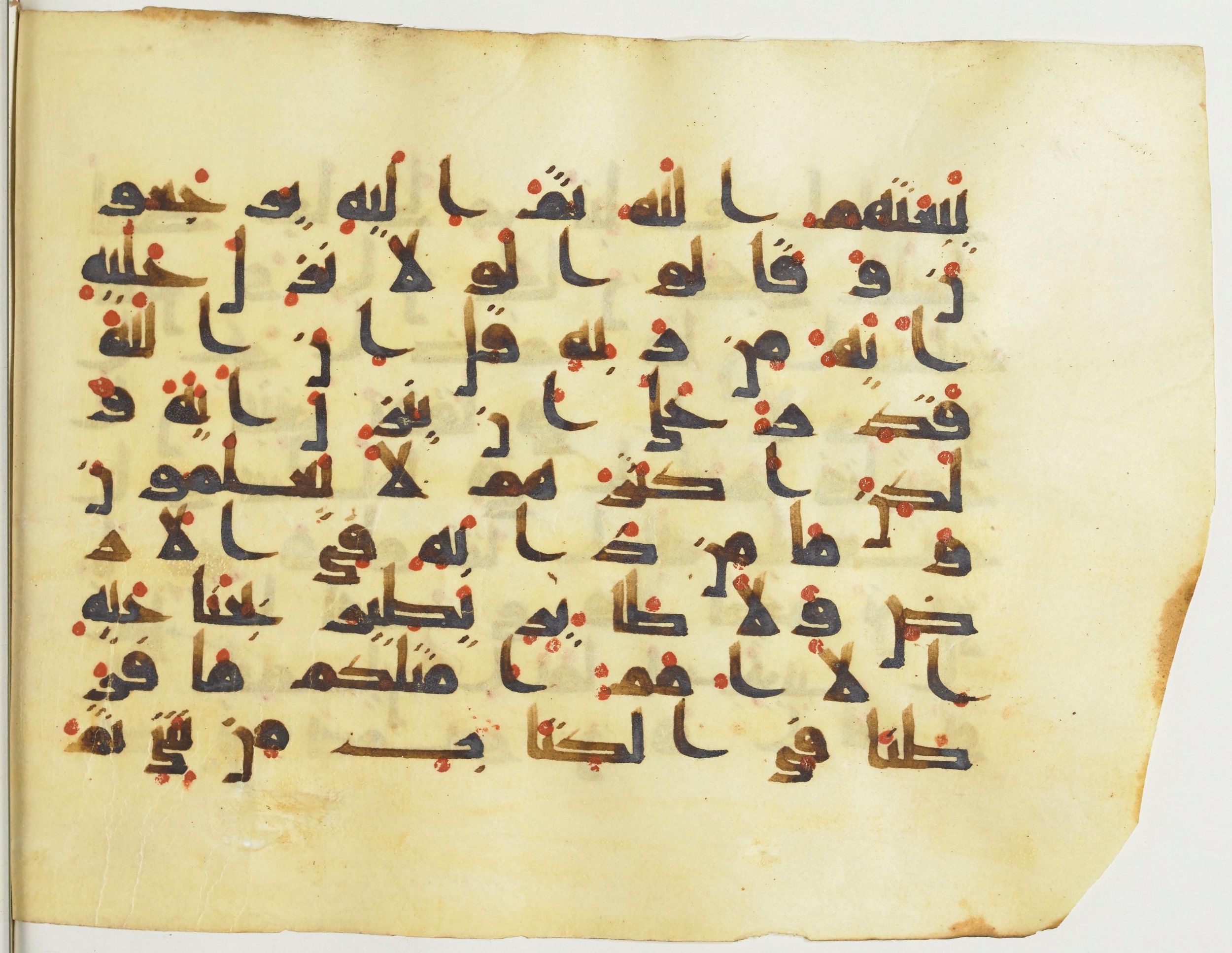 BnF Arabe 376 (a), in Kufic D.I script, showing Surah 6:37 from Mid 8th to Late 9th Century AD found in Fustat (Old Cairo), Egypt, currently housed at Bibliothèque nationale de France, Paris