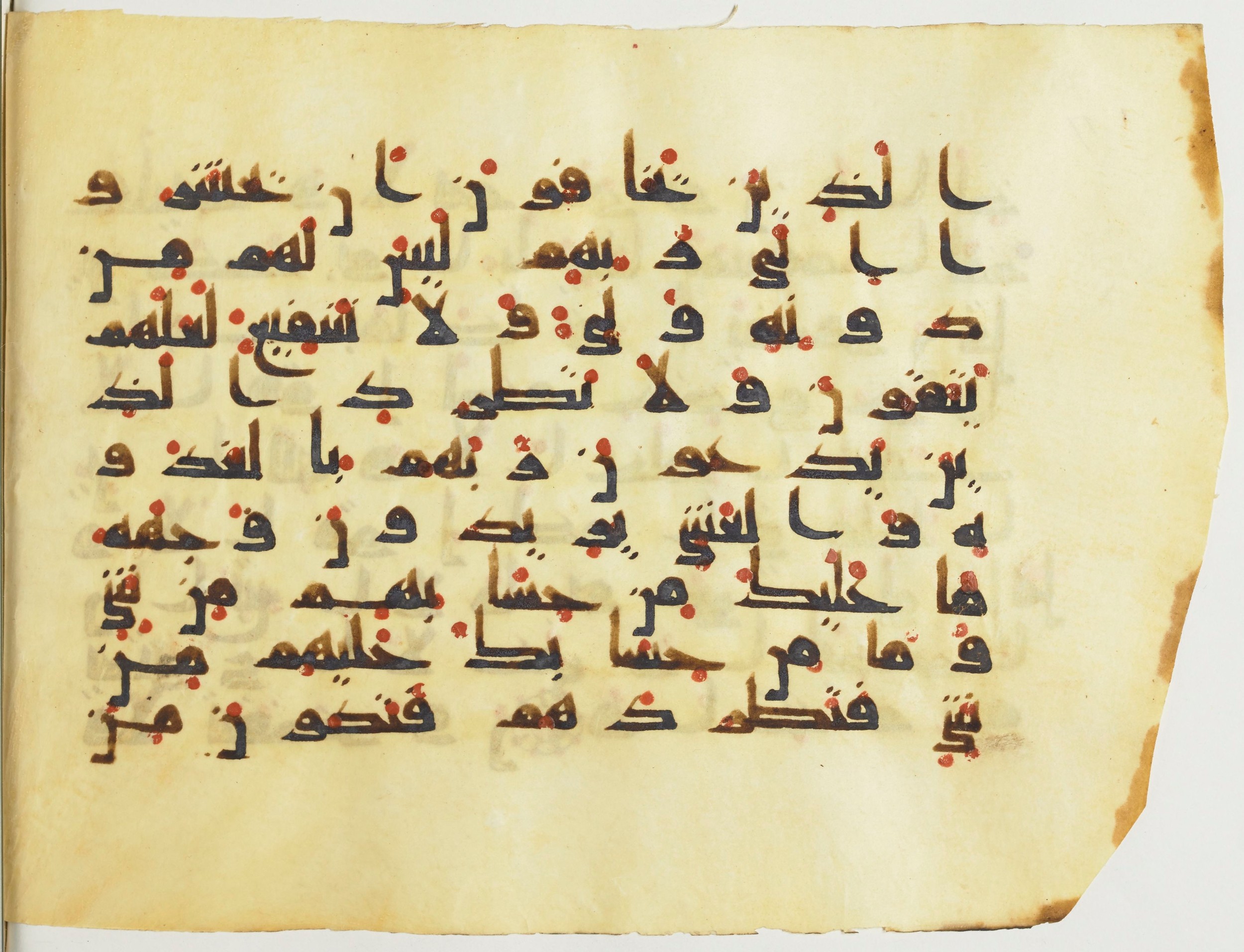 BnF Arabe 376 (a) (Scan 2), in Kufic D.I script, showing Surah 6:51 from Mid 8th to Late 9th Century AD found in Fustat (Old Cairo), Egypt, currently housed at Bibliothèque nationale de France, Paris