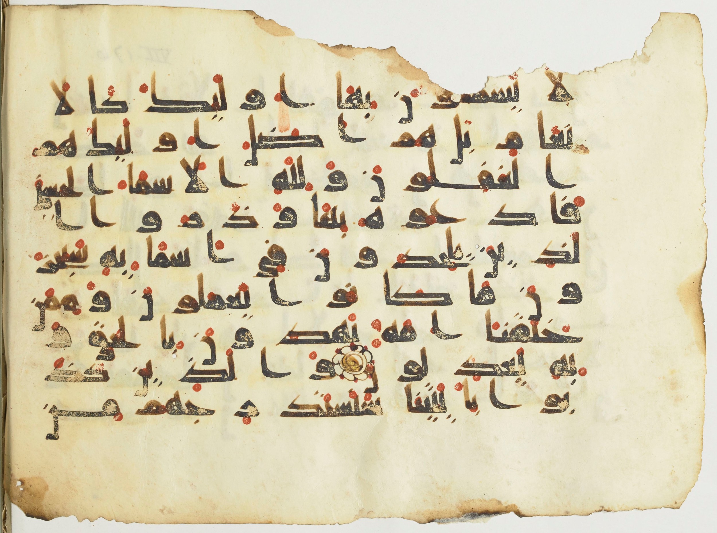 BnF Arabe 376 (a) (Scan 1), in Kufic D.I script, showing Surah 7:182 from Mid 8th to Late 9th Century AD found in Fustat (Old Cairo), Egypt, currently housed at Bibliothèque nationale de France, Paris