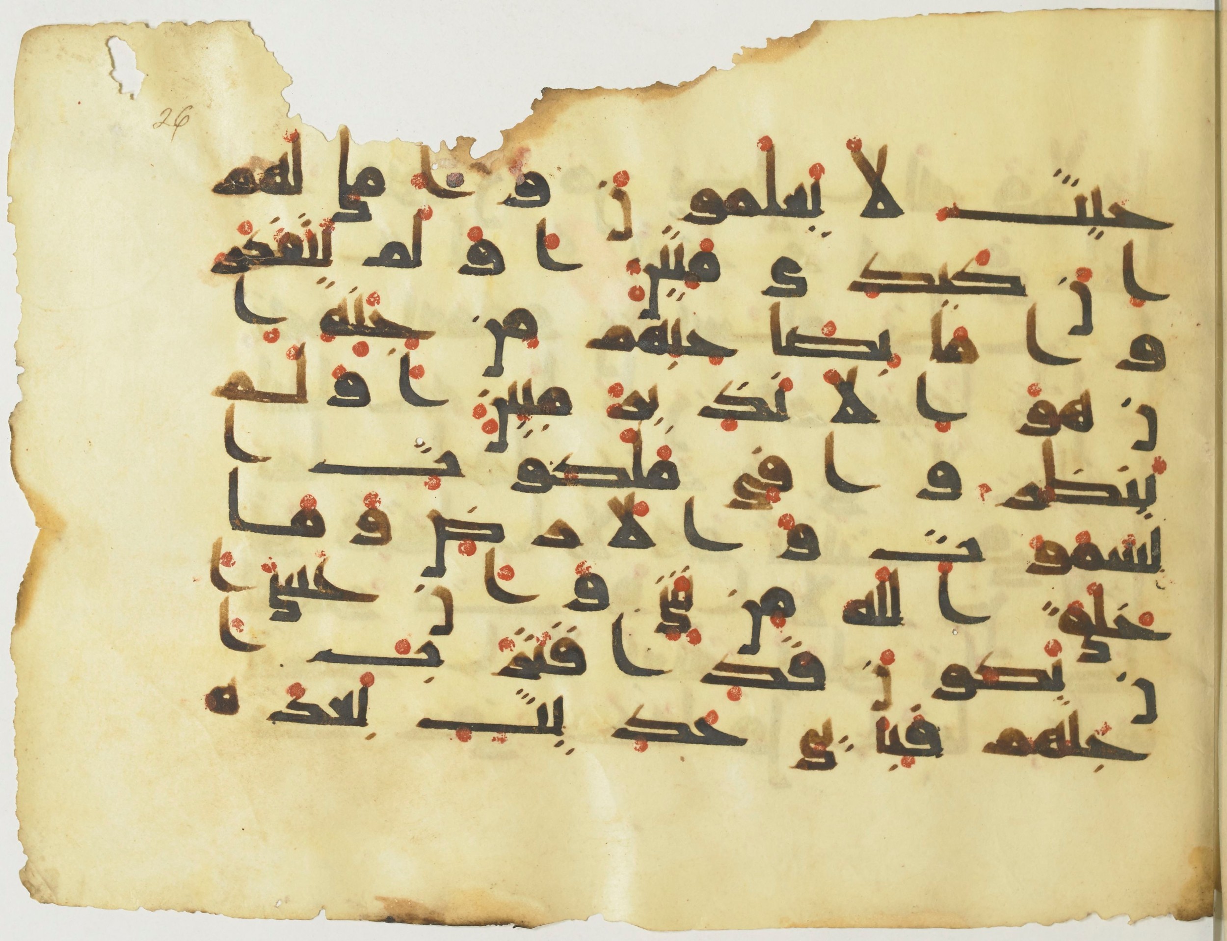 BnF Arabe 376 (a) (Scan 2), in Kufic D.I script, showing Surah 7:182 from Mid 8th to Late 9th Century AD found in Fustat (Old Cairo), Egypt, currently housed at Bibliothèque nationale de France, Paris
