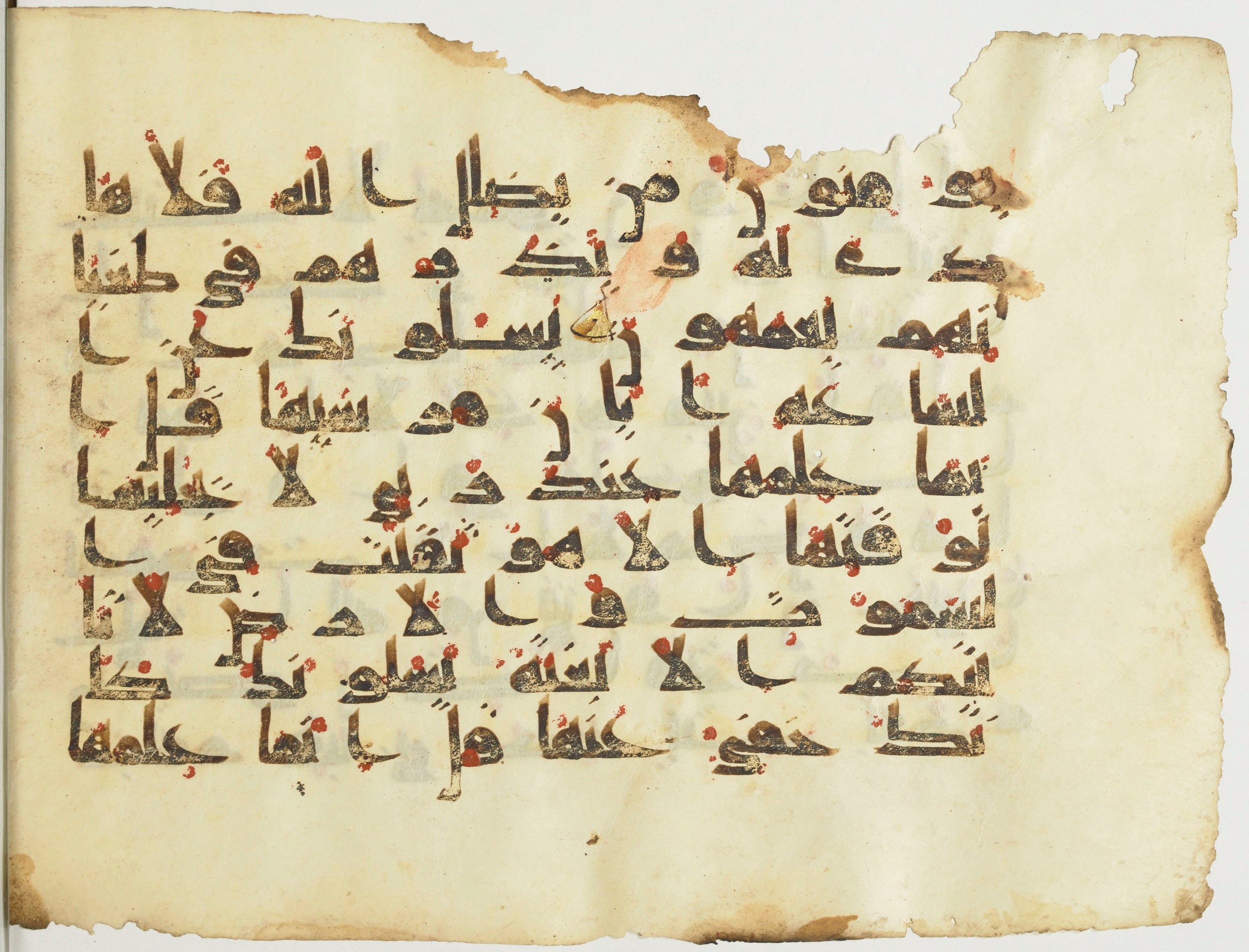 BnF Arabe 376 (a) (Scan 1), in Kufic D.I script, showing Surah 7:187 from Mid 8th to Late 9th Century AD found in Fustat (Old Cairo), Egypt, currently housed at Bibliothèque nationale de France, Paris