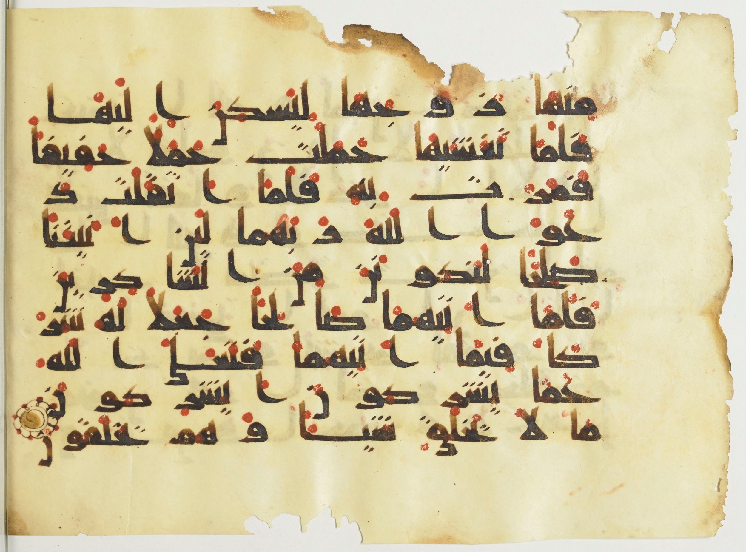 BnF Arabe 376 (a), in Kufic D.I script, showing Surah 7:191 from Mid 8th to Late 9th Century AD found in Fustat (Old Cairo), Egypt, currently housed at Bibliothèque nationale de France, Paris