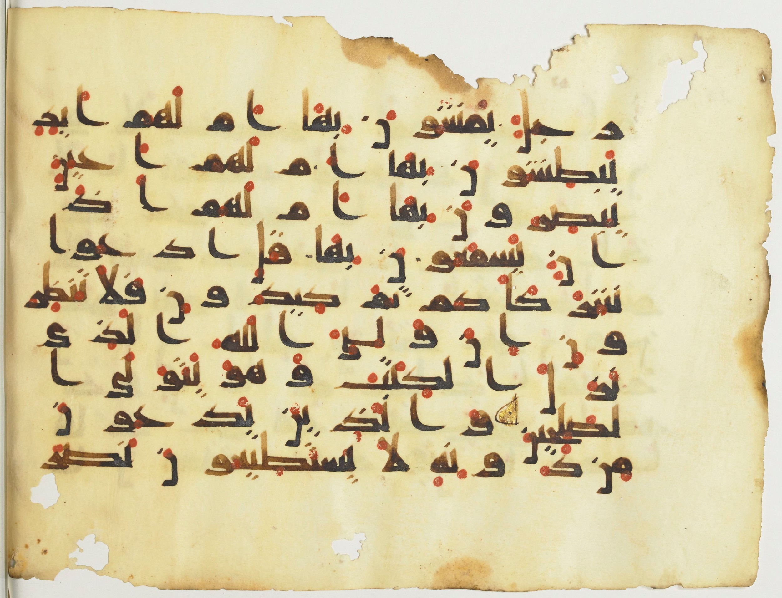 BnF Arabe 376 (a) (Scan 1), in Kufic D.I script, showing Surah 7:197 from Mid 8th to Late 9th Century AD found in Fustat (Old Cairo), Egypt, currently housed at Bibliothèque nationale de France, Paris