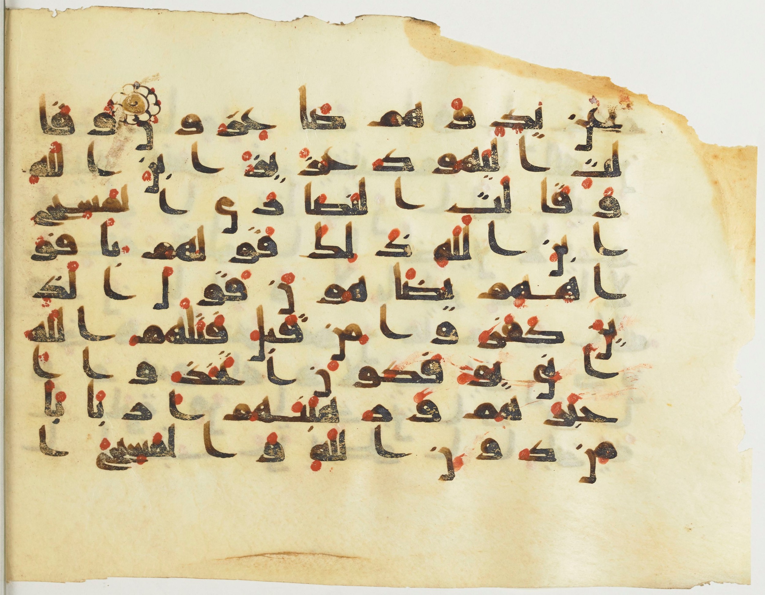 BnF Arabe 376 (a) (Scan 2), in Kufic D.I script, showing Surah 9:29 from Mid 8th to Late 9th Century AD found in Fustat (Old Cairo), Egypt, currently housed at Bibliothèque nationale de France, Paris