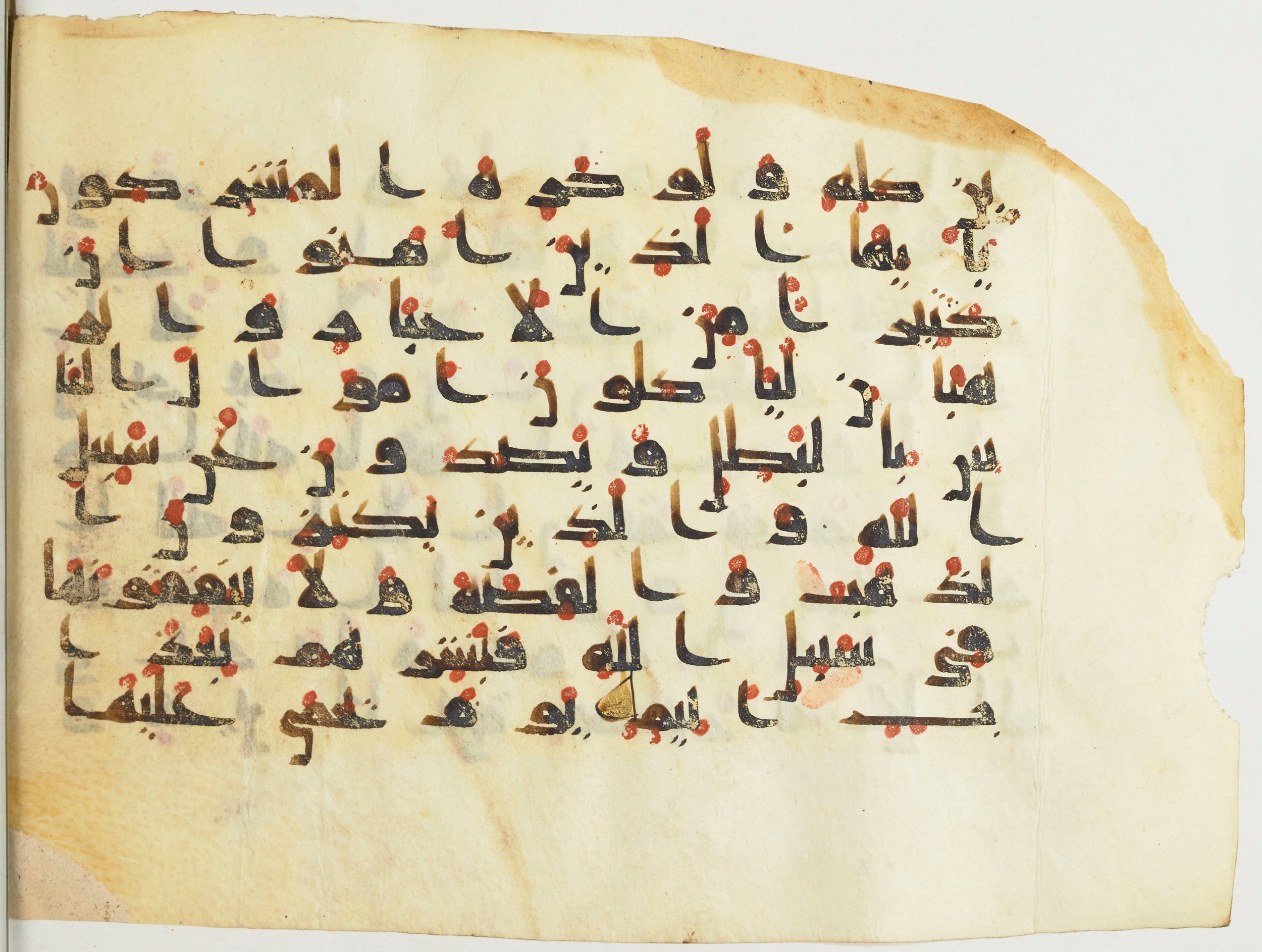 BnF Arabe 376 (a) (Scan 1), in Kufic D.I script, showing Surah 9:35 from Mid 8th to Late 9th Century AD found in Fustat (Old Cairo), Egypt, currently housed at Bibliothèque nationale de France, Paris