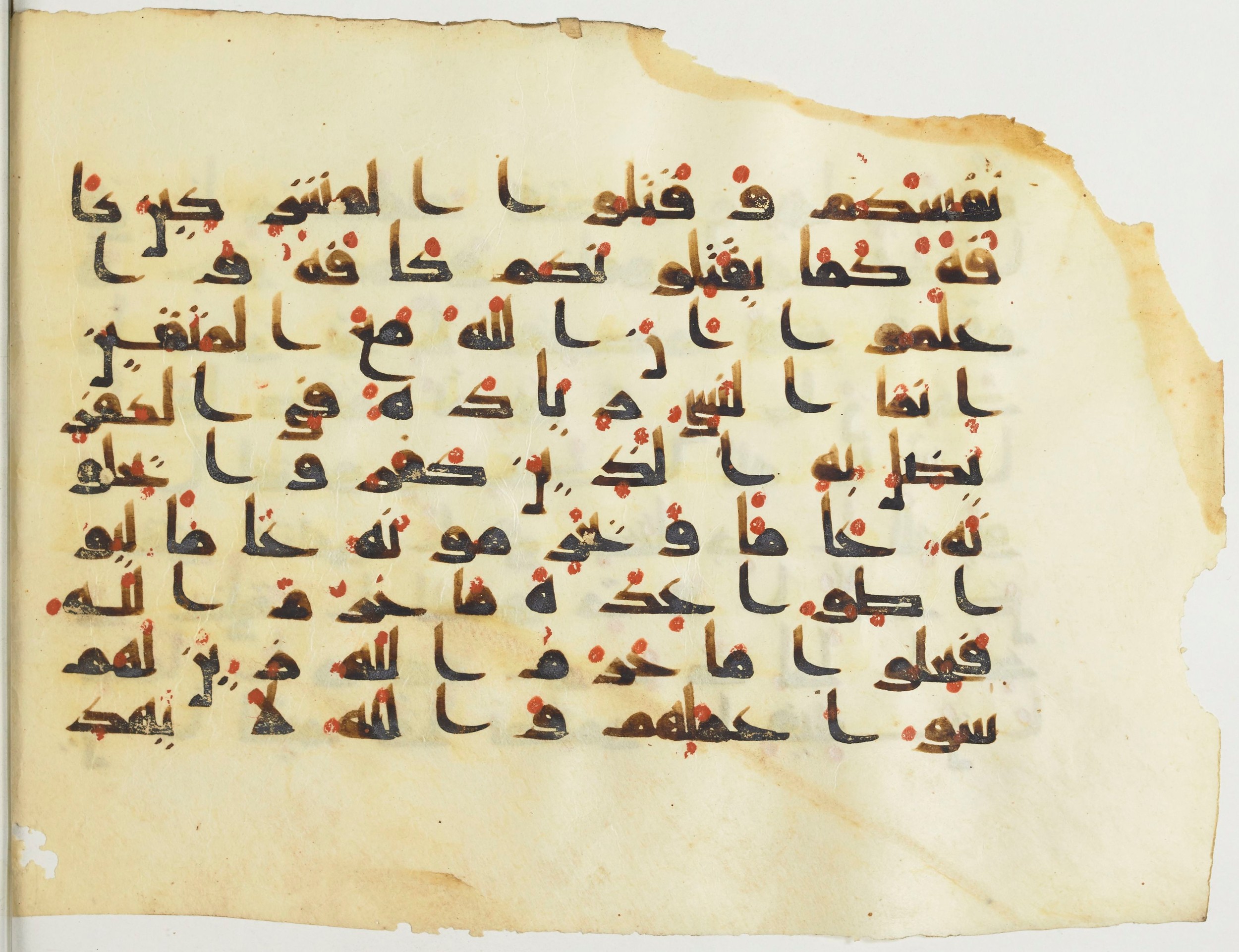 BnF Arabe 376 (a) (Scan 2), in Kufic D.I script, showing Surah 9:36 from Mid 8th to Late 9th Century AD found in Fustat (Old Cairo), Egypt, currently housed at Bibliothèque nationale de France, Paris