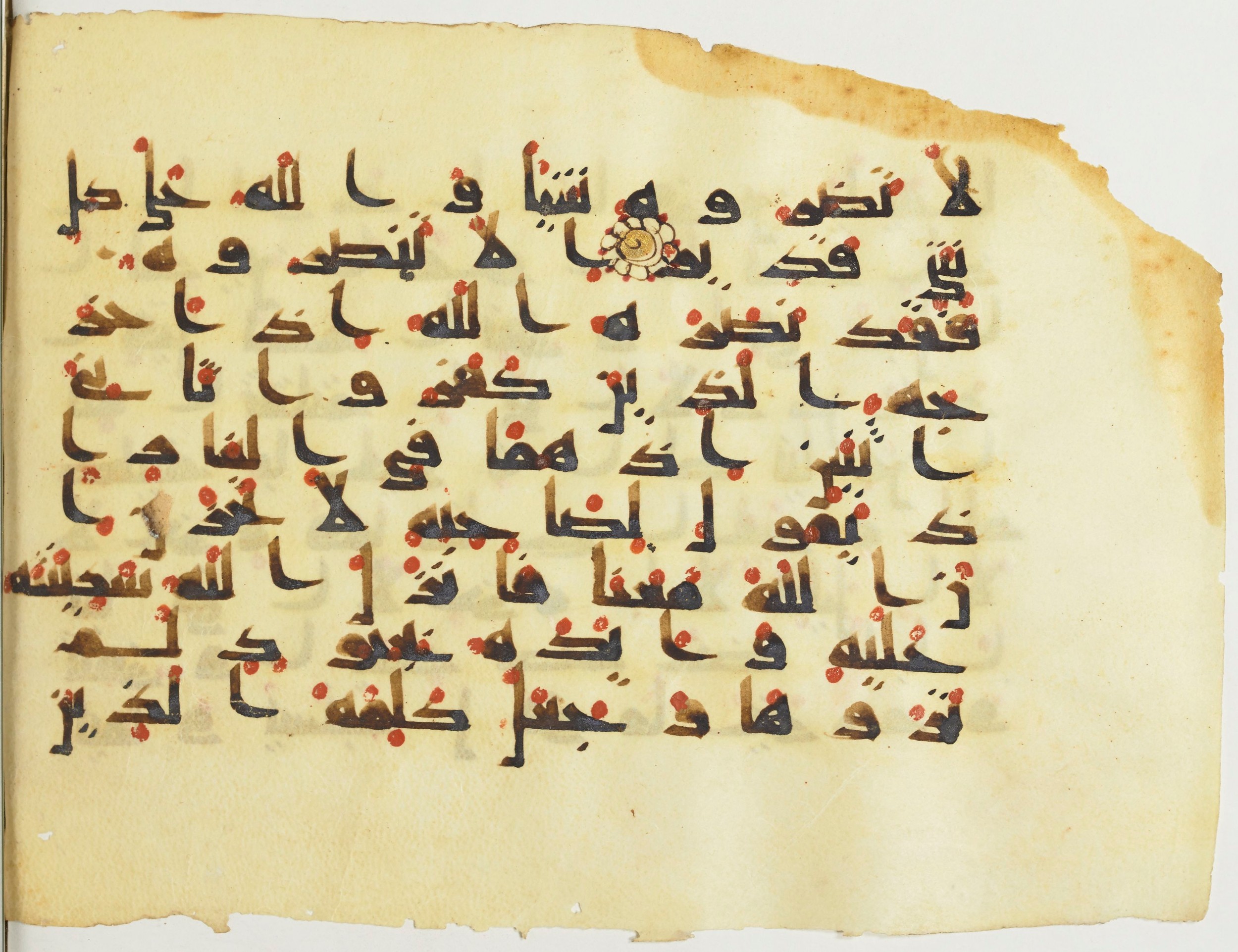 BnF Arabe 376 (a) (Scan 2), in Kufic D.I script, showing Surah 9:39 from Mid 8th to Late 9th Century AD found in Fustat (Old Cairo), Egypt, currently housed at Bibliothèque nationale de France, Paris