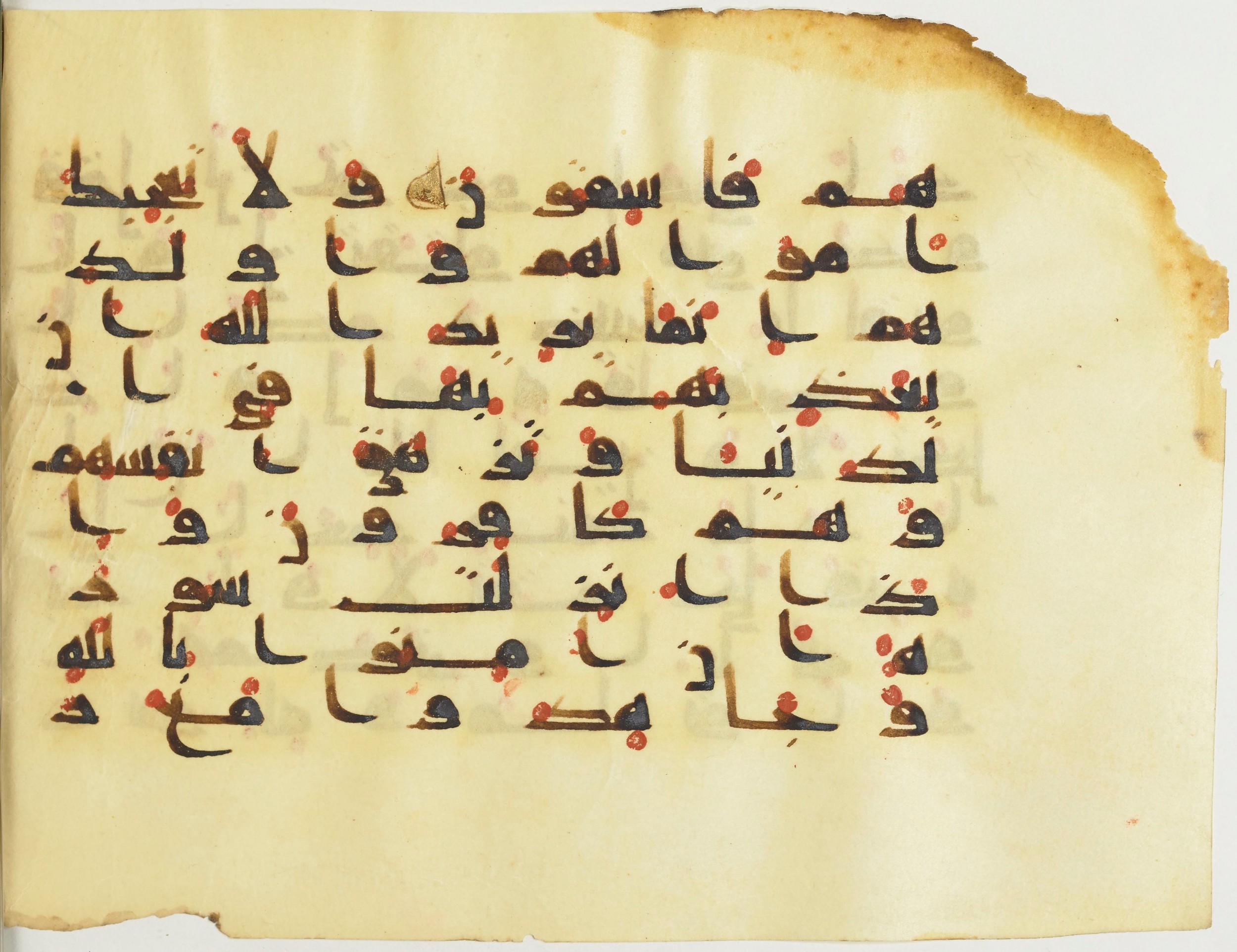BnF Arabe 376 (a) (Scan 1), in Kufic D.I script, showing Surah 9:86 from Mid 8th to Late 9th Century AD found in Fustat (Old Cairo), Egypt, currently housed at Bibliothèque nationale de France, Paris