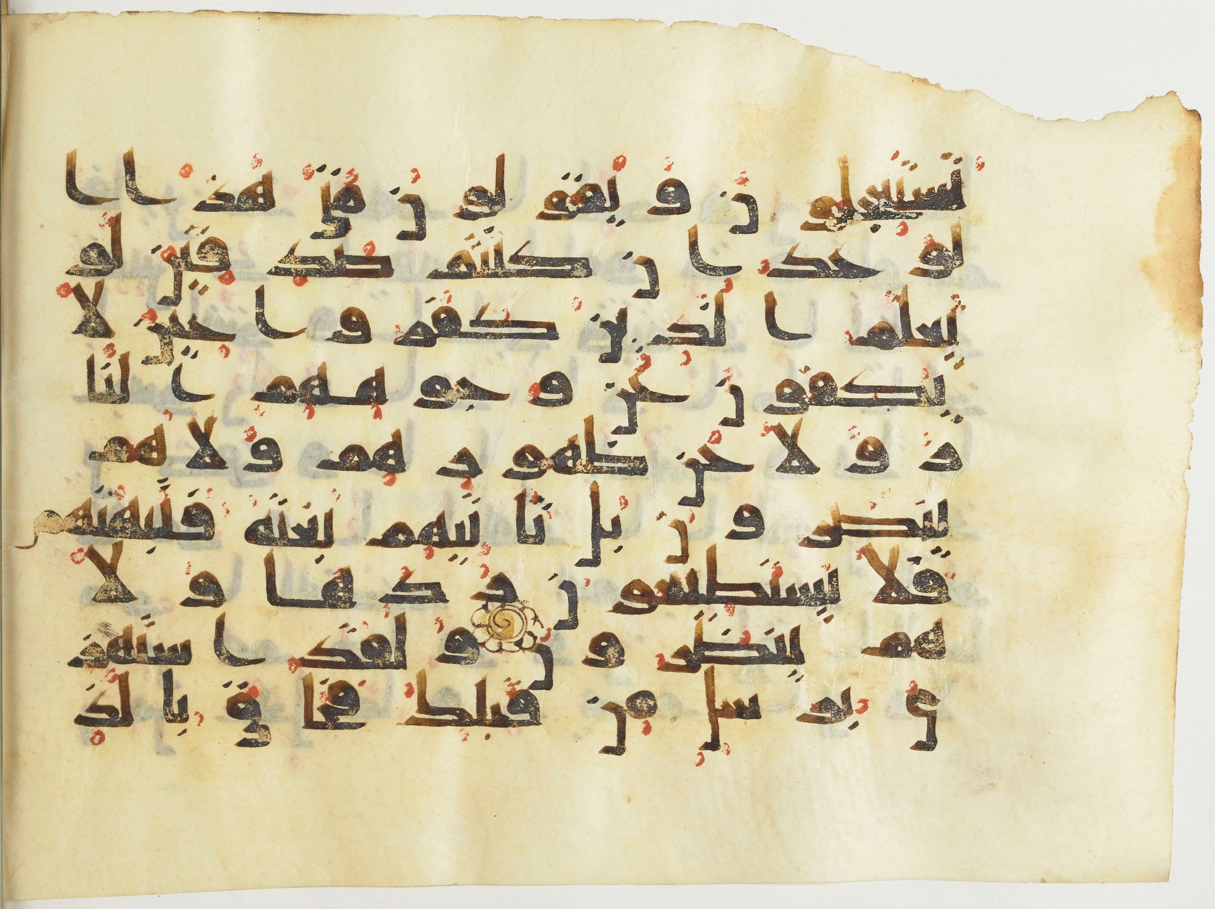 BnF Arabe 376 (a) (Scan 1), in Kufic D.I script, showing Surah 21:41 from Mid 8th to Late 9th Century AD found in Fustat (Old Cairo), Egypt, currently housed at Bibliothèque nationale de France, Paris