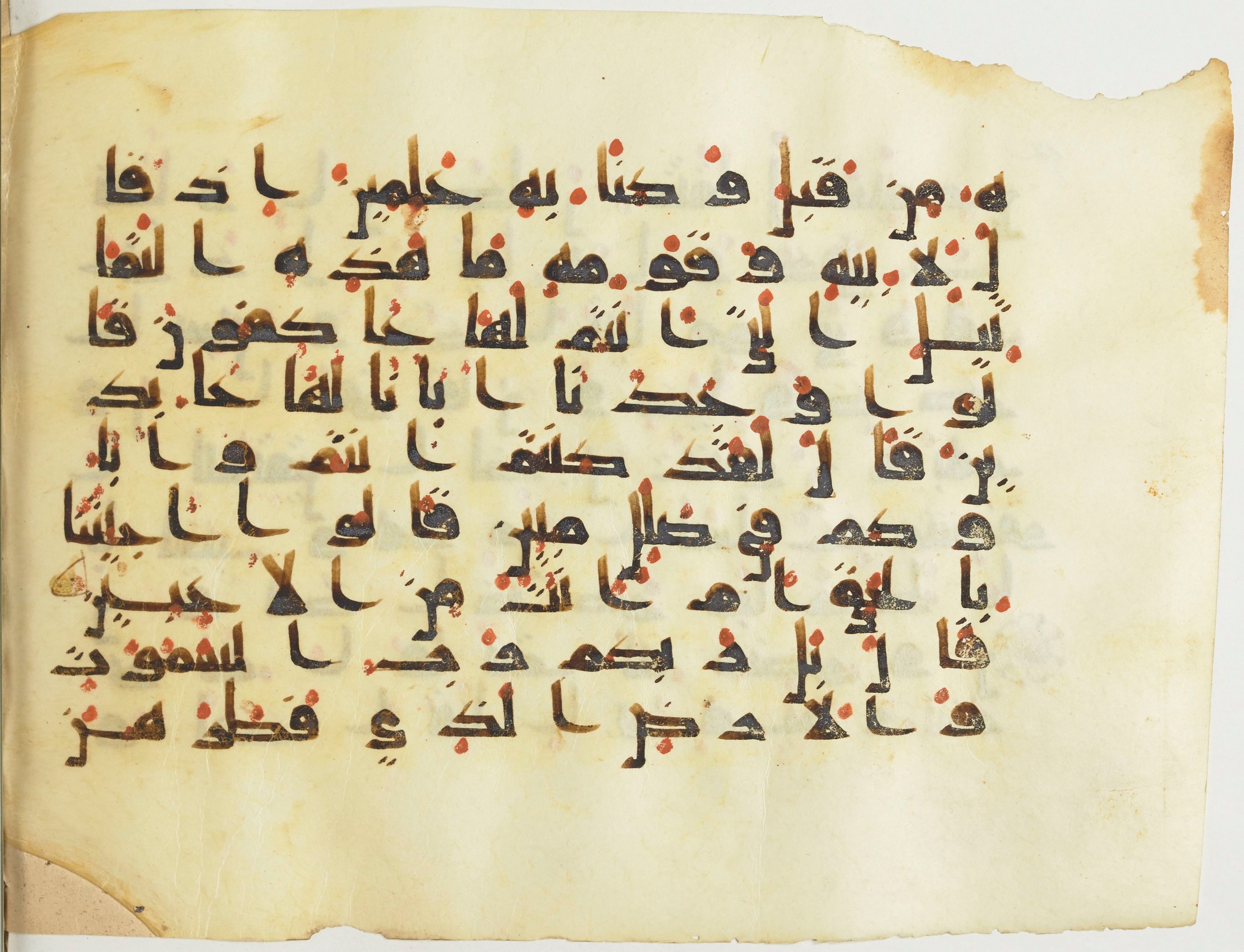 BnF Arabe 376 (a), in Kufic D.I script, showing Surah 21:52 from Mid 8th to Late 9th Century AD found in Fustat (Old Cairo), Egypt, currently housed at Bibliothèque nationale de France, Paris