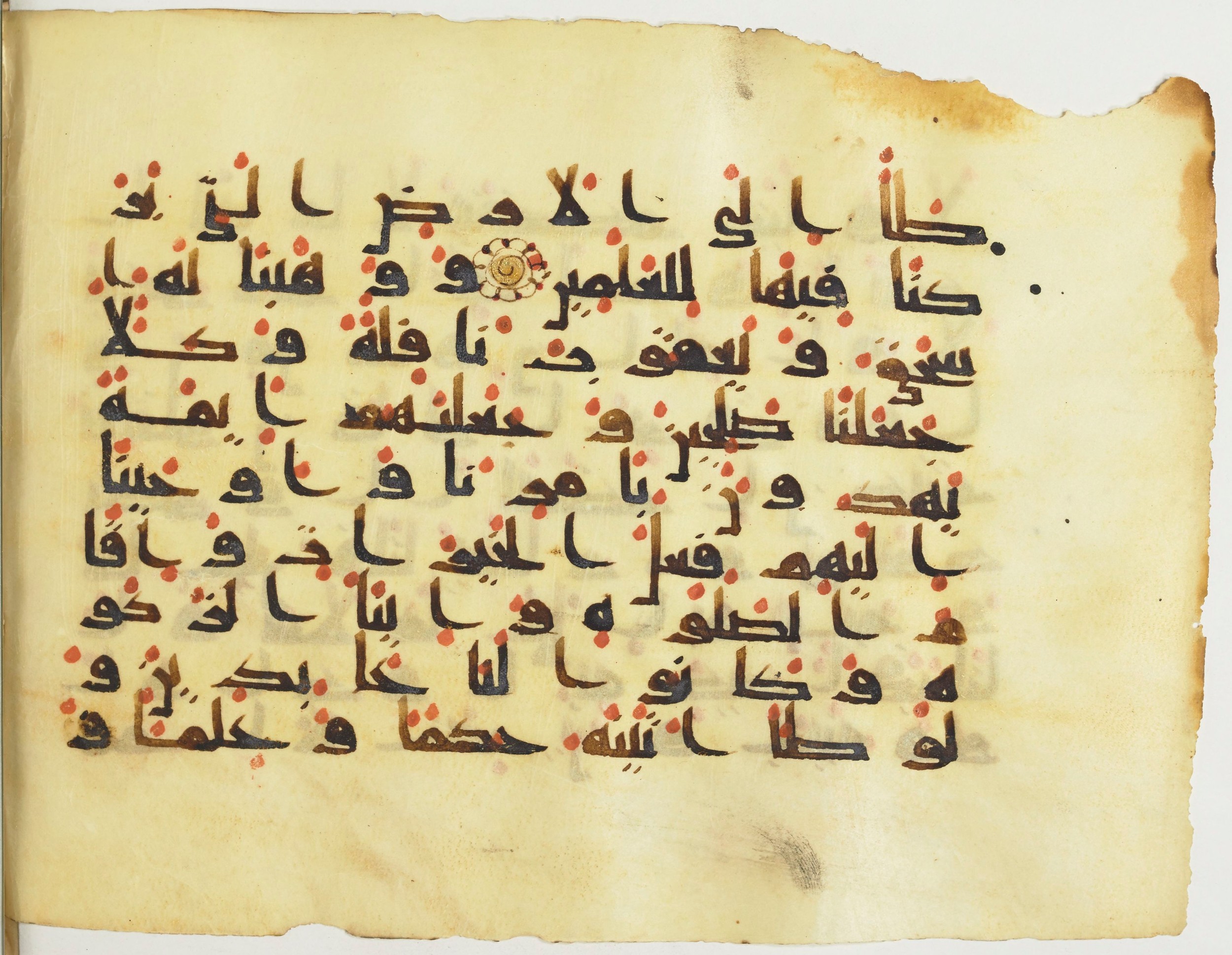 BnF Arabe 376 (a), in Kufic D.I script, showing Surah 21:73 from Mid 8th to Late 9th Century AD found in Fustat (Old Cairo), Egypt, currently housed at Bibliothèque nationale de France, Paris