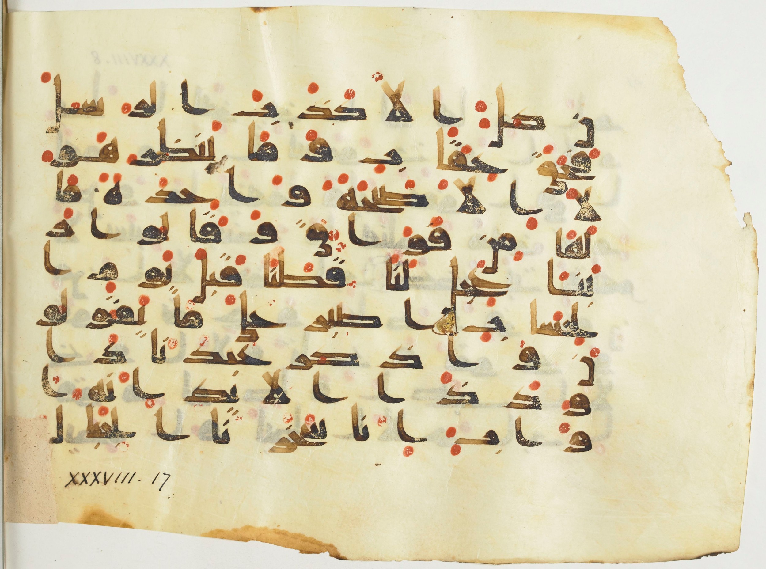 BnF Arabe 376 (a), in Kufic D.I script, showing Surah 38:16 from Mid 8th to Late 9th Century AD found in Fustat (Old Cairo), Egypt, currently housed at Bibliothèque nationale de France, Paris