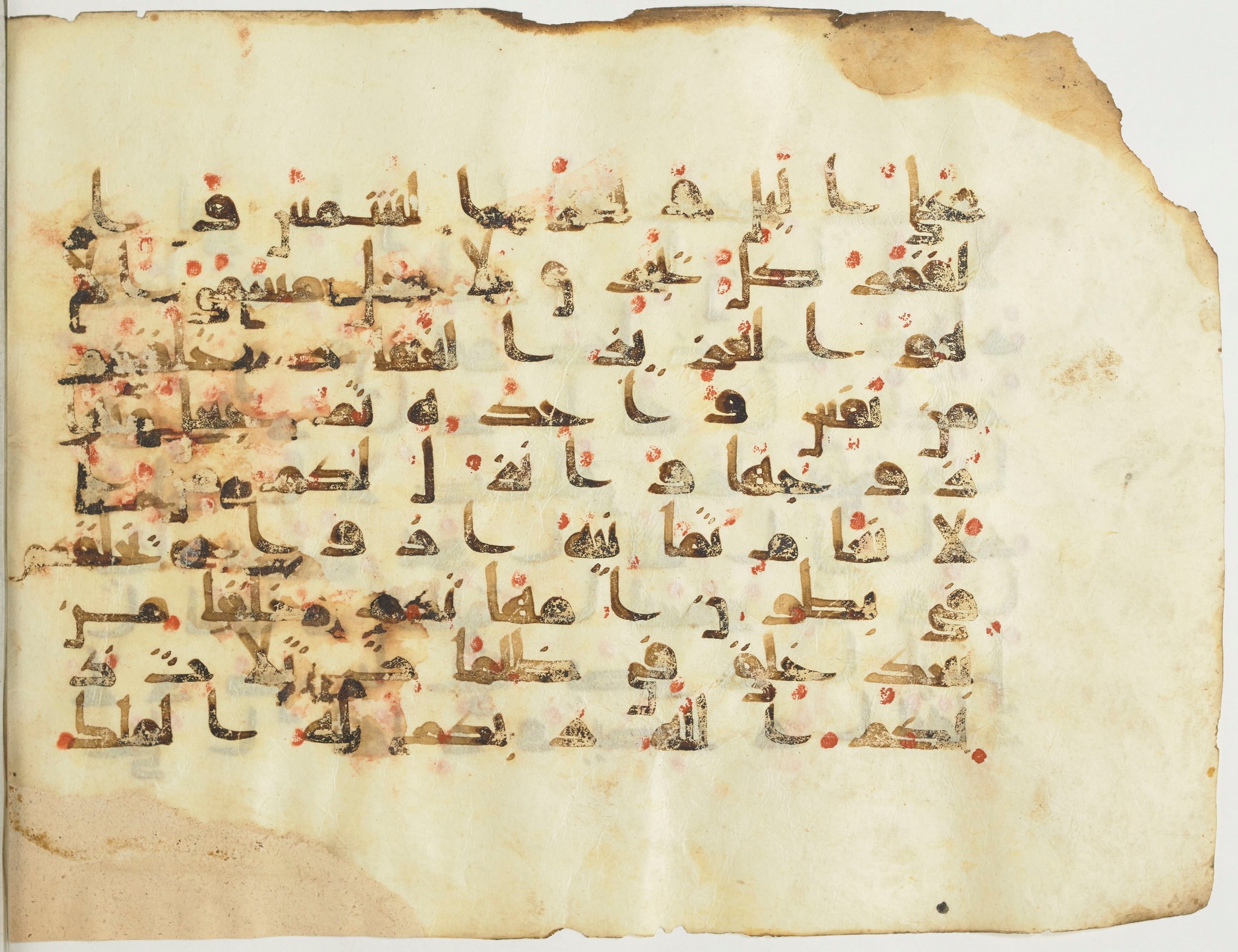 BnF Arabe 376 (a) (Scan 1), in Kufic D.I script, showing Surah 39:6 from Mid 8th to Late 9th Century AD found in Fustat (Old Cairo), Egypt, currently housed at Bibliothèque nationale de France, Paris