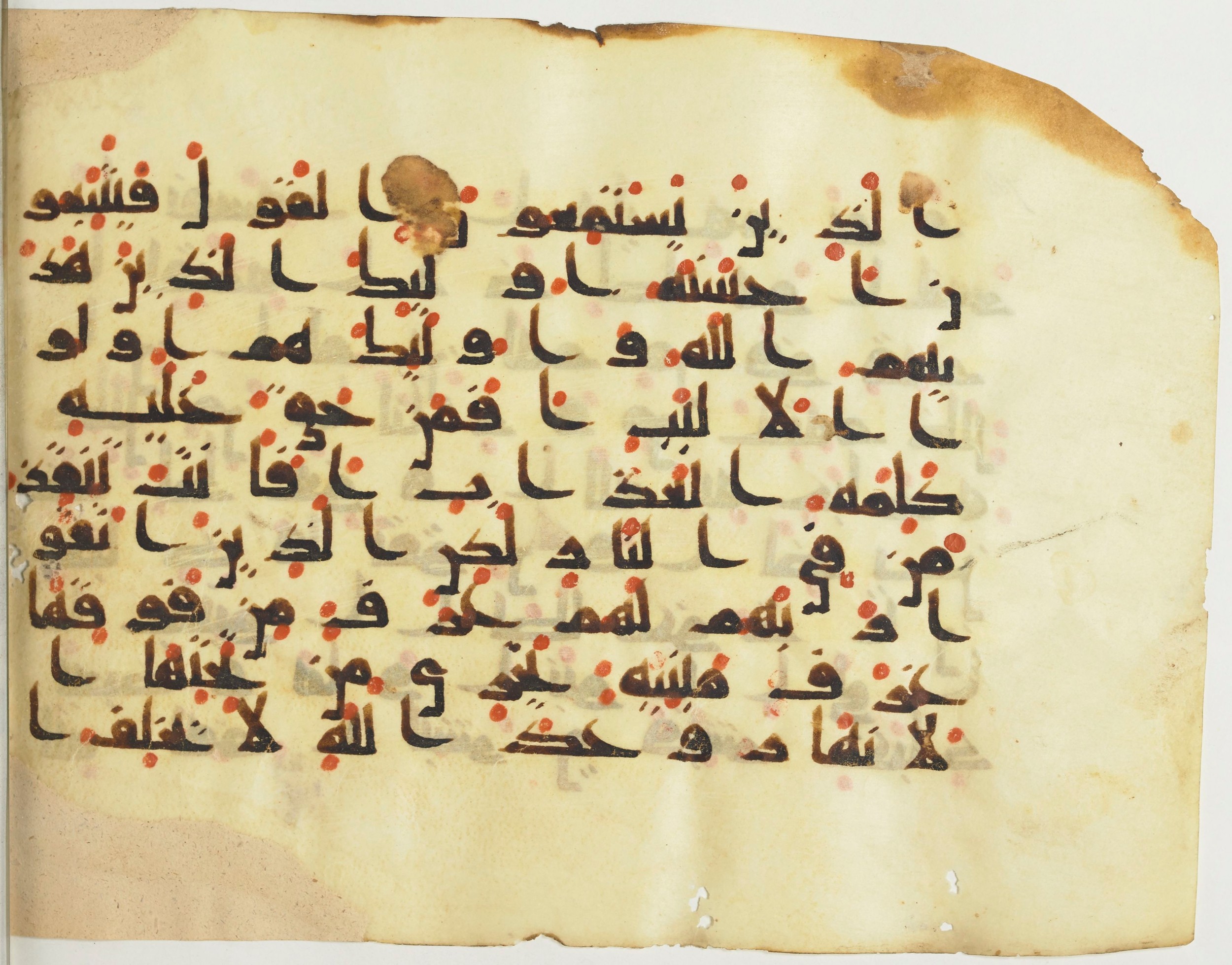 BnF Arabe 376 (a) (Scan 1), in Kufic D.I script, showing Surah 39:20 from Mid 8th to Late 9th Century AD found in Fustat (Old Cairo), Egypt, currently housed at Bibliothèque nationale de France, Paris
