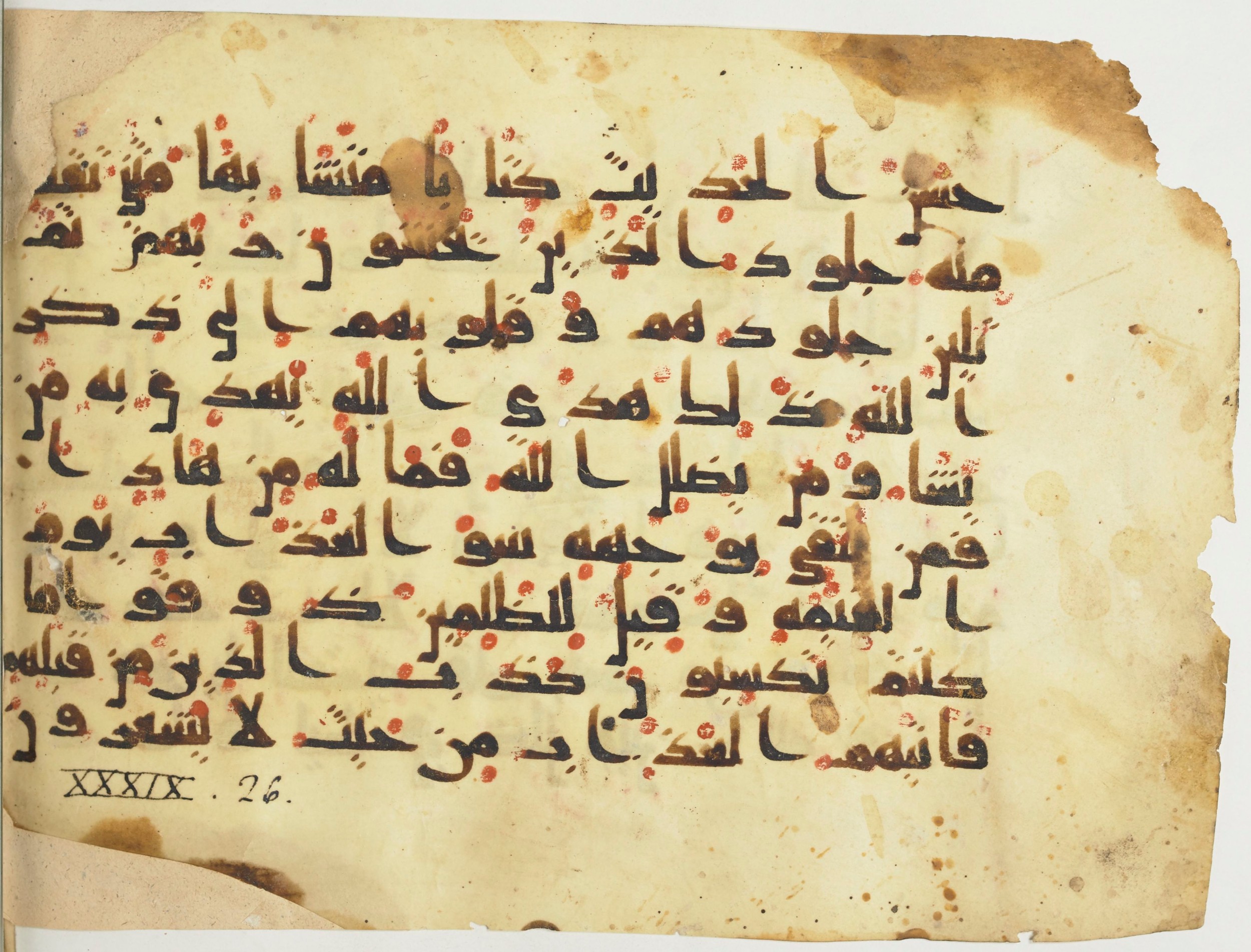 BnF Arabe 376 (a), in Kufic D.I script, showing Surah 39:25 from Mid 8th to Late 9th Century AD found in Fustat (Old Cairo), Egypt, currently housed at Bibliothèque nationale de France, Paris