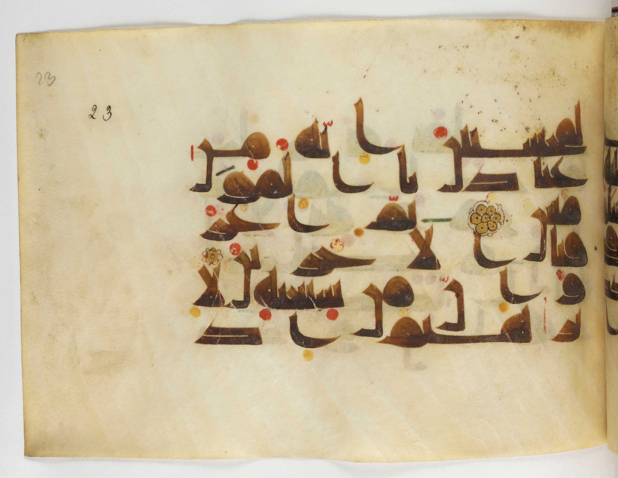 Paris, Bibliothèque nationale de France, Arabe 378 (Scan 1), in Kūfī D.II script, showing Surah 37:84 from Mid 8th to Late 9th Century AD found in al-Fusṭāṭ (Old Cairo), Egypt, currently housed at Bibliothèque nationale de France, Paris