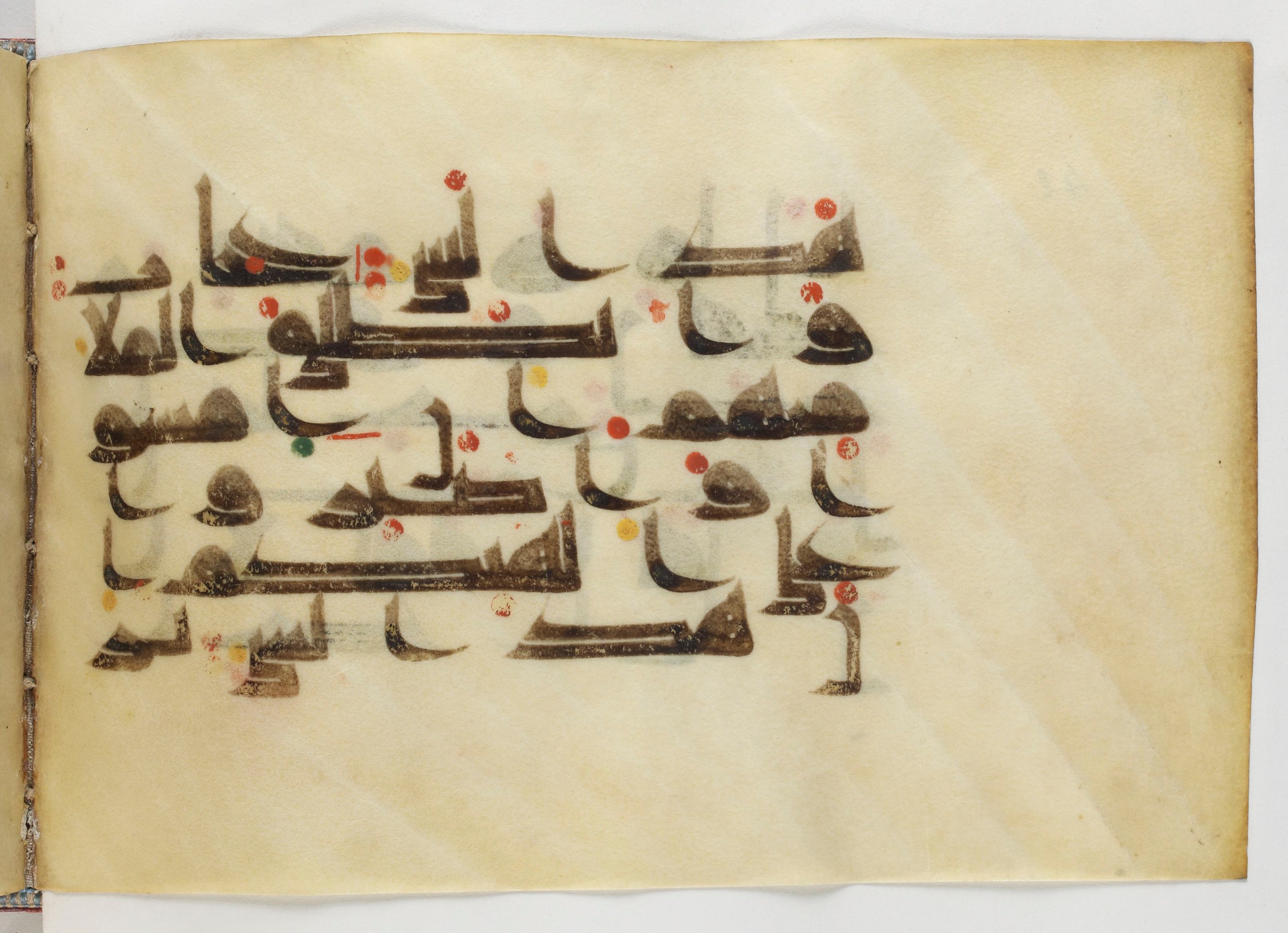 Paris, Bibliothèque nationale de France, Arabe 378 (Scan 2), in Kūfī D.II script, showing Surah 38:5 from Mid 8th to Late 9th Century AD found in al-Fusṭāṭ (Old Cairo), Egypt, currently housed at Bibliothèque nationale de France, Paris