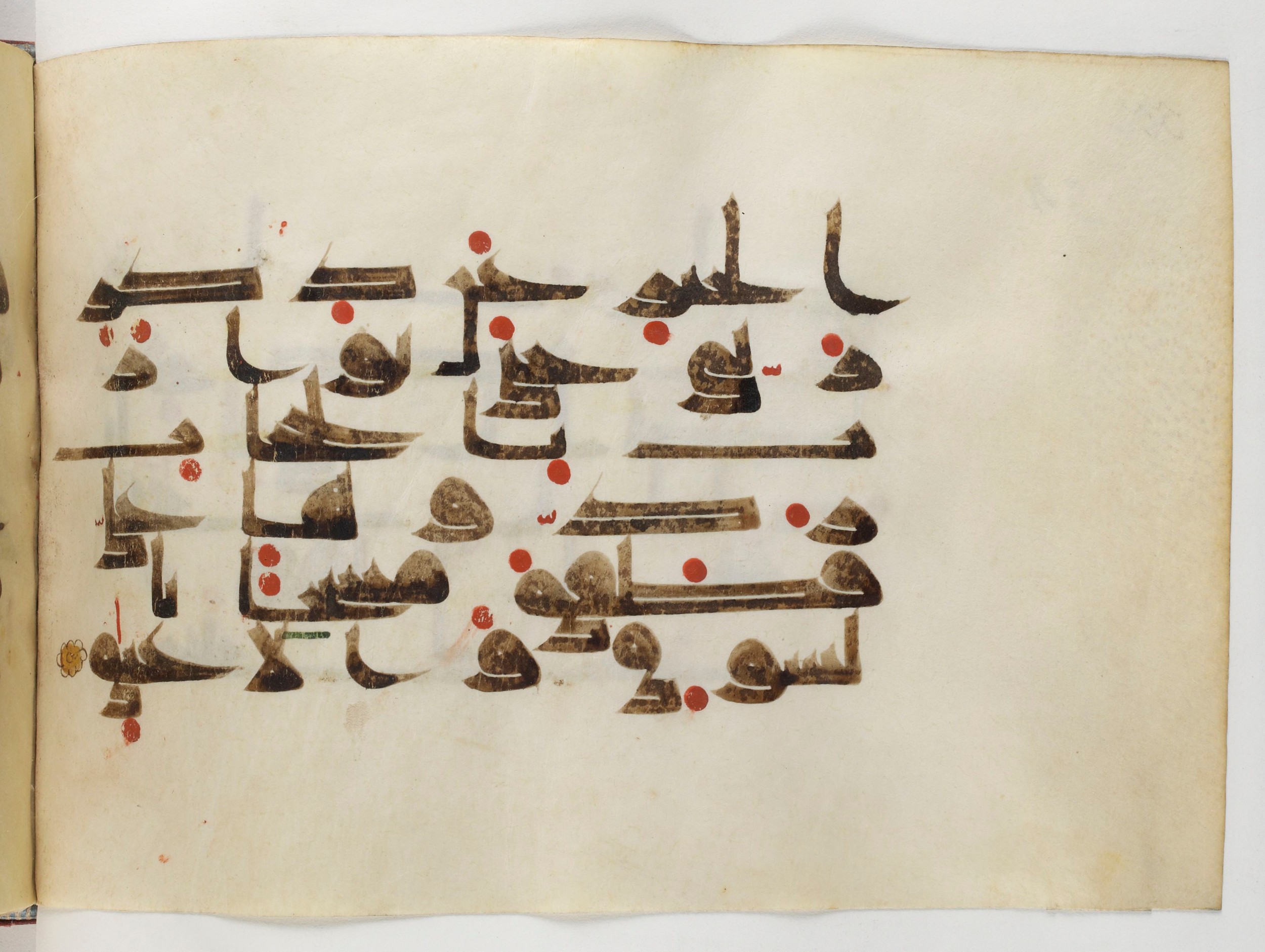Paris, Bibliothèque nationale de France, Arabe 378 (Scan 2), in Kūfī D.II script, showing Surah 38:32 from Mid 8th to Late 9th Century AD found in al-Fusṭāṭ (Old Cairo), Egypt, currently housed at Bibliothèque nationale de France, Paris