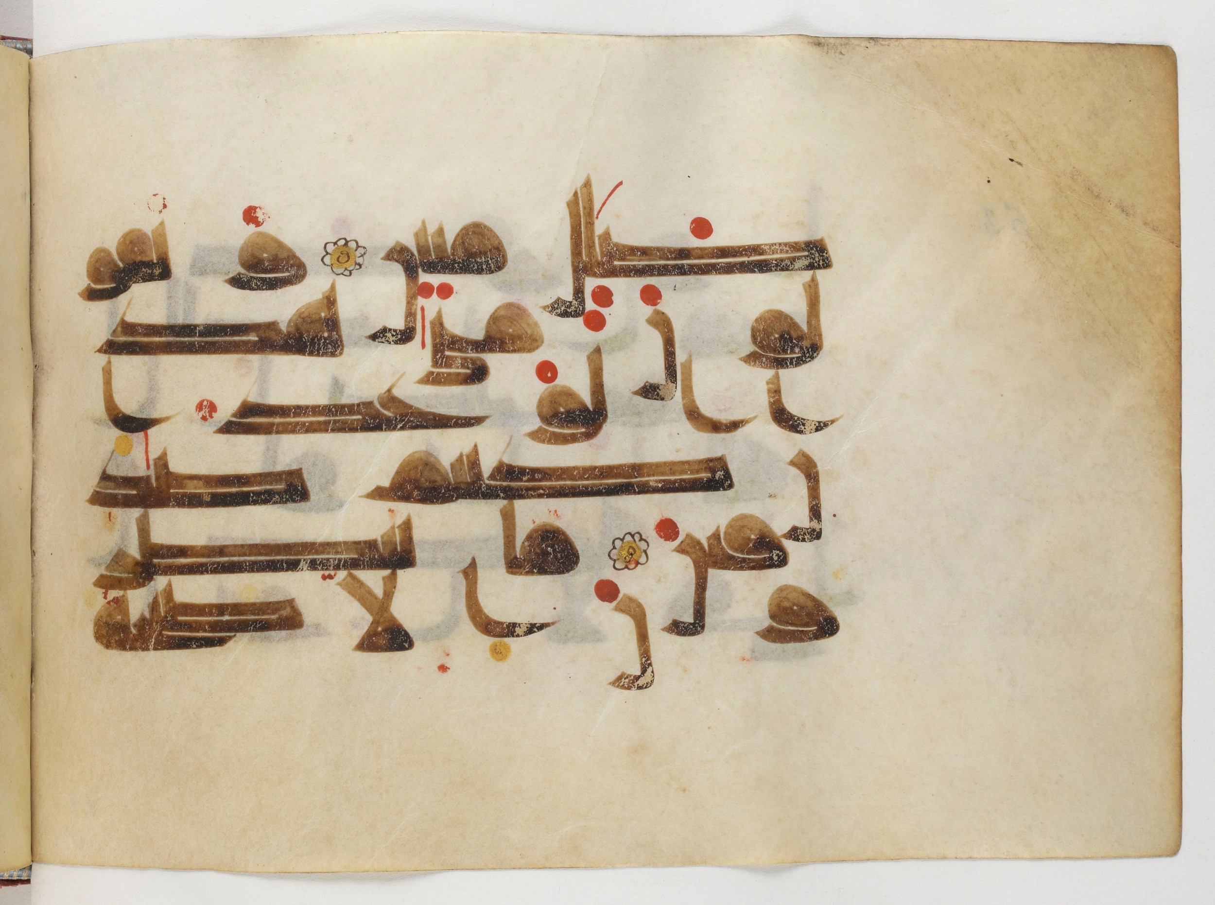 Paris, Bibliothèque nationale de France, Arabe 378 (Scan 1), in Kūfī D.II script, showing Surah 36:49 from Mid 8th to Late 9th Century AD found in al-Fusṭāṭ (Old Cairo), Egypt, currently housed at Bibliothèque nationale de France, Paris