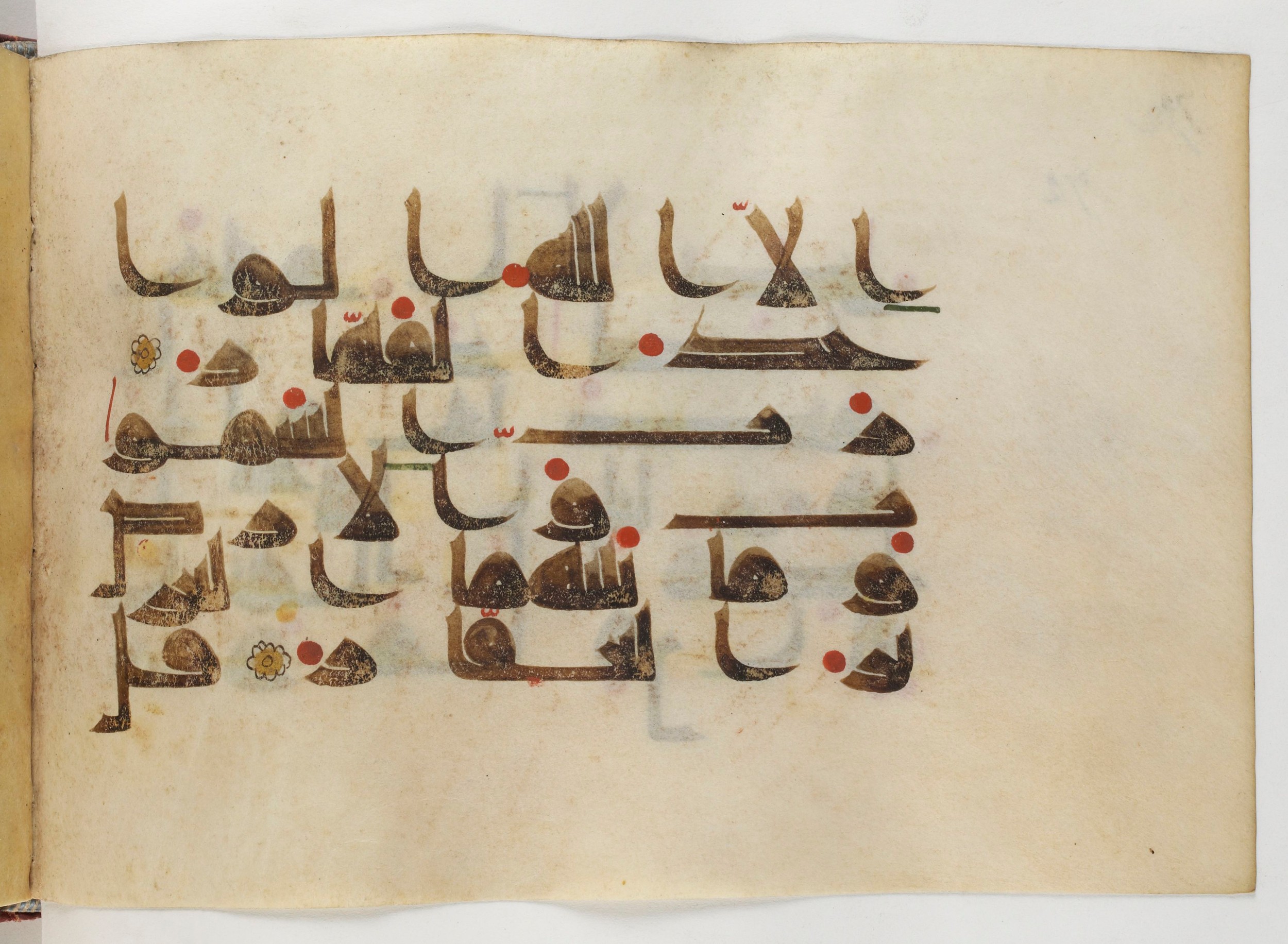Paris, Bibliothèque nationale de France, Arabe 378 (Scan 2), in Kūfī D.II script, showing Surah 38:65 from Mid 8th to Late 9th Century AD found in al-Fusṭāṭ (Old Cairo), Egypt, currently housed at Bibliothèque nationale de France, Paris