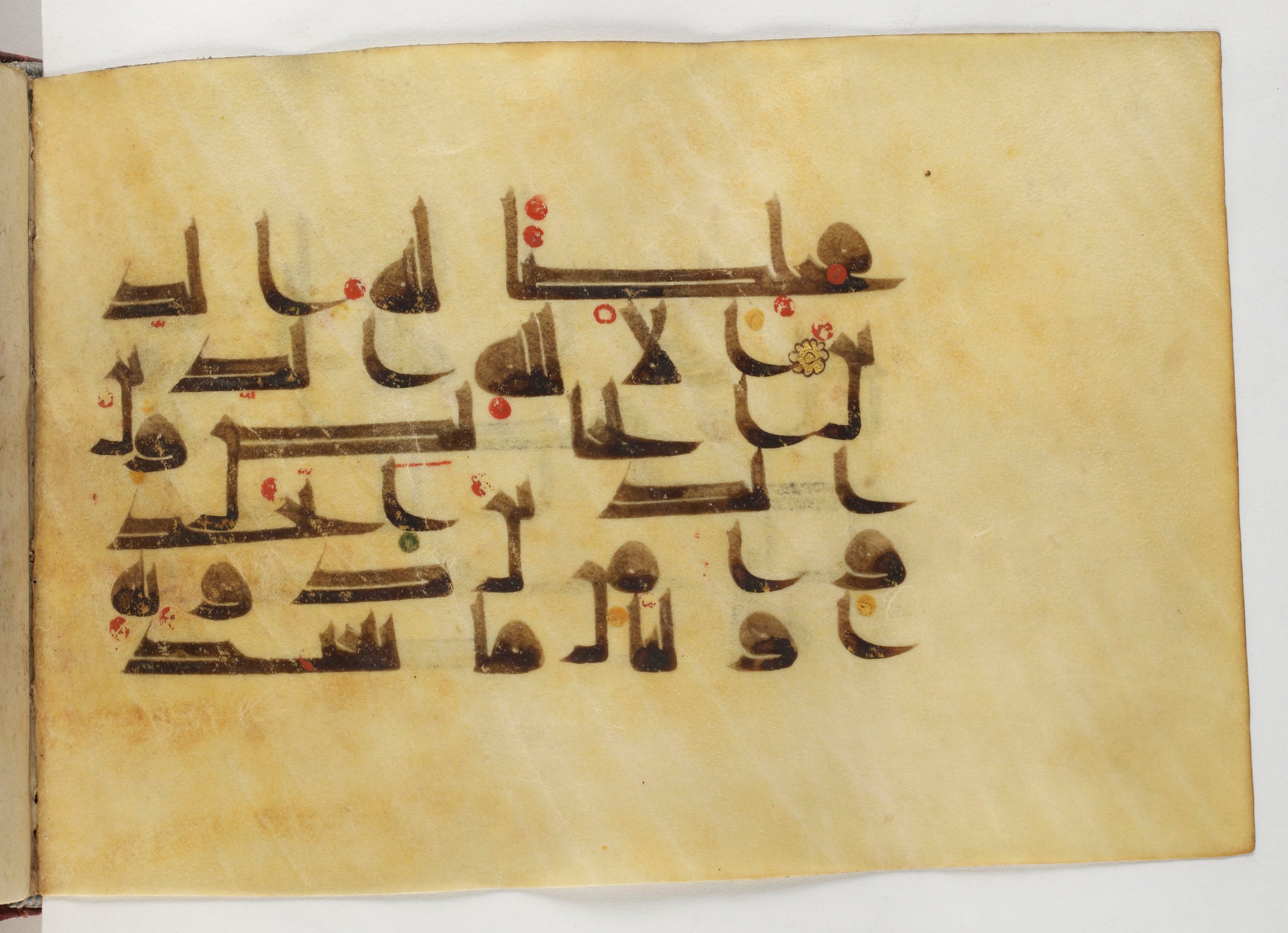Paris, Bibliothèque nationale de France, Arabe 378 (Scan 1), in Kūfī D.II script, showing Surah 39:3 from Mid 8th to Late 9th Century AD found in al-Fusṭāṭ (Old Cairo), Egypt, currently housed at Bibliothèque nationale de France, Paris