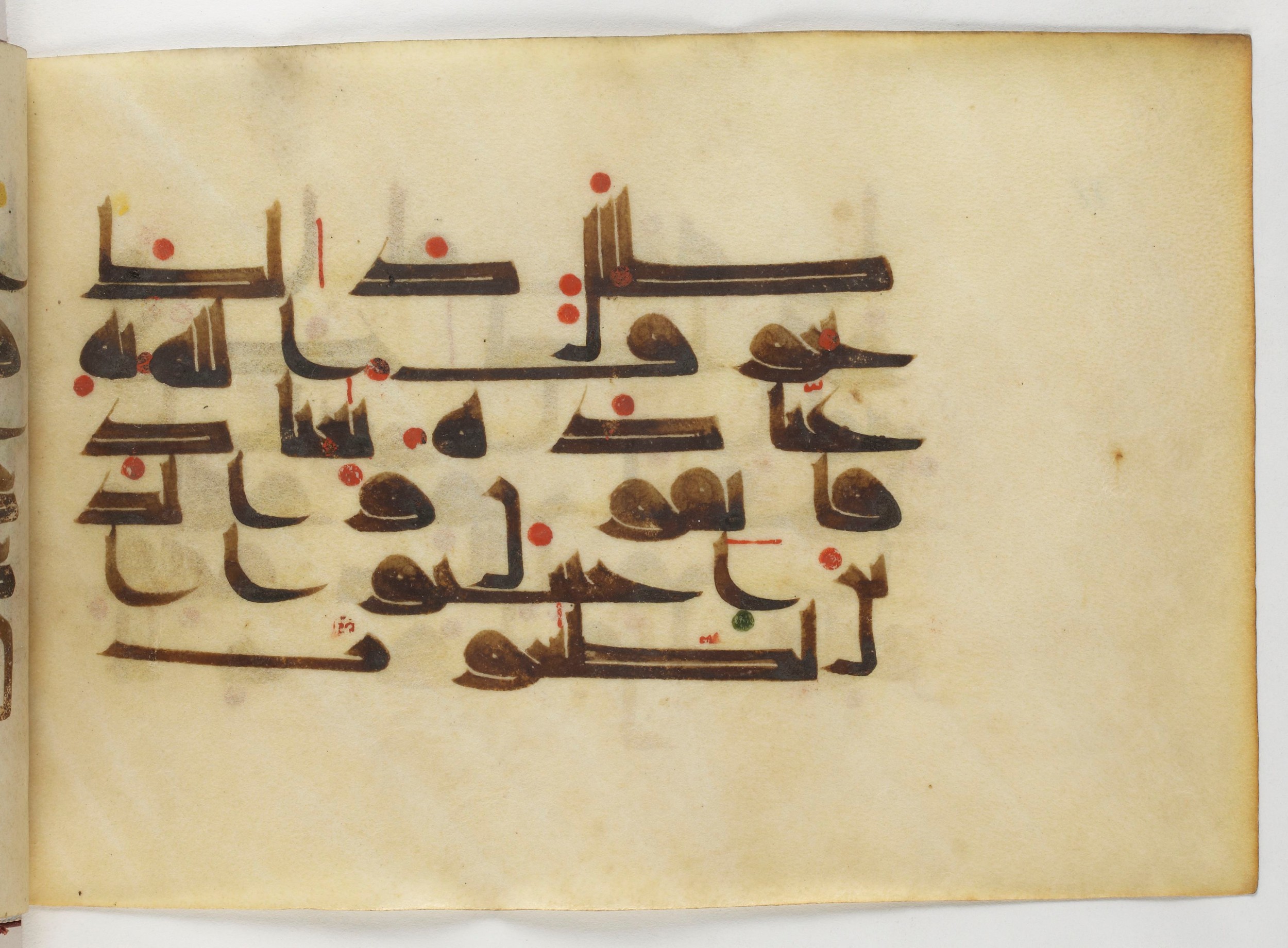 Paris, Bibliothèque nationale de France, Arabe 378 (Scan 1), in Kūfī D.II script, showing Surah 39:17 from Mid 8th to Late 9th Century AD found in al-Fusṭāṭ (Old Cairo), Egypt, currently housed at Bibliothèque nationale de France, Paris