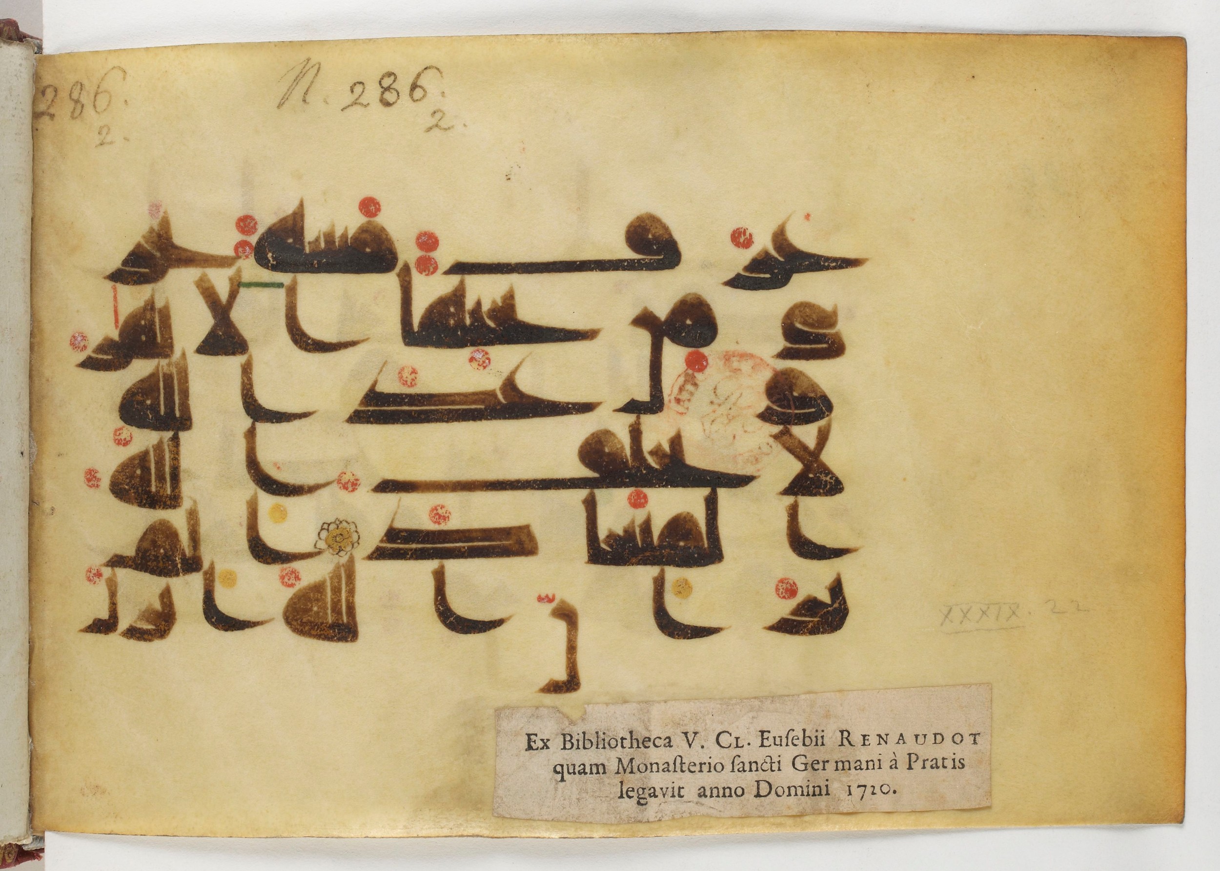Paris, Bibliothèque nationale de France, Arabe 378 (Scan 2), in Kūfī D.II script, showing Surah 39:20 from Mid 8th to Late 9th Century AD found in al-Fusṭāṭ (Old Cairo), Egypt, currently housed at Bibliothèque nationale de France, Paris
