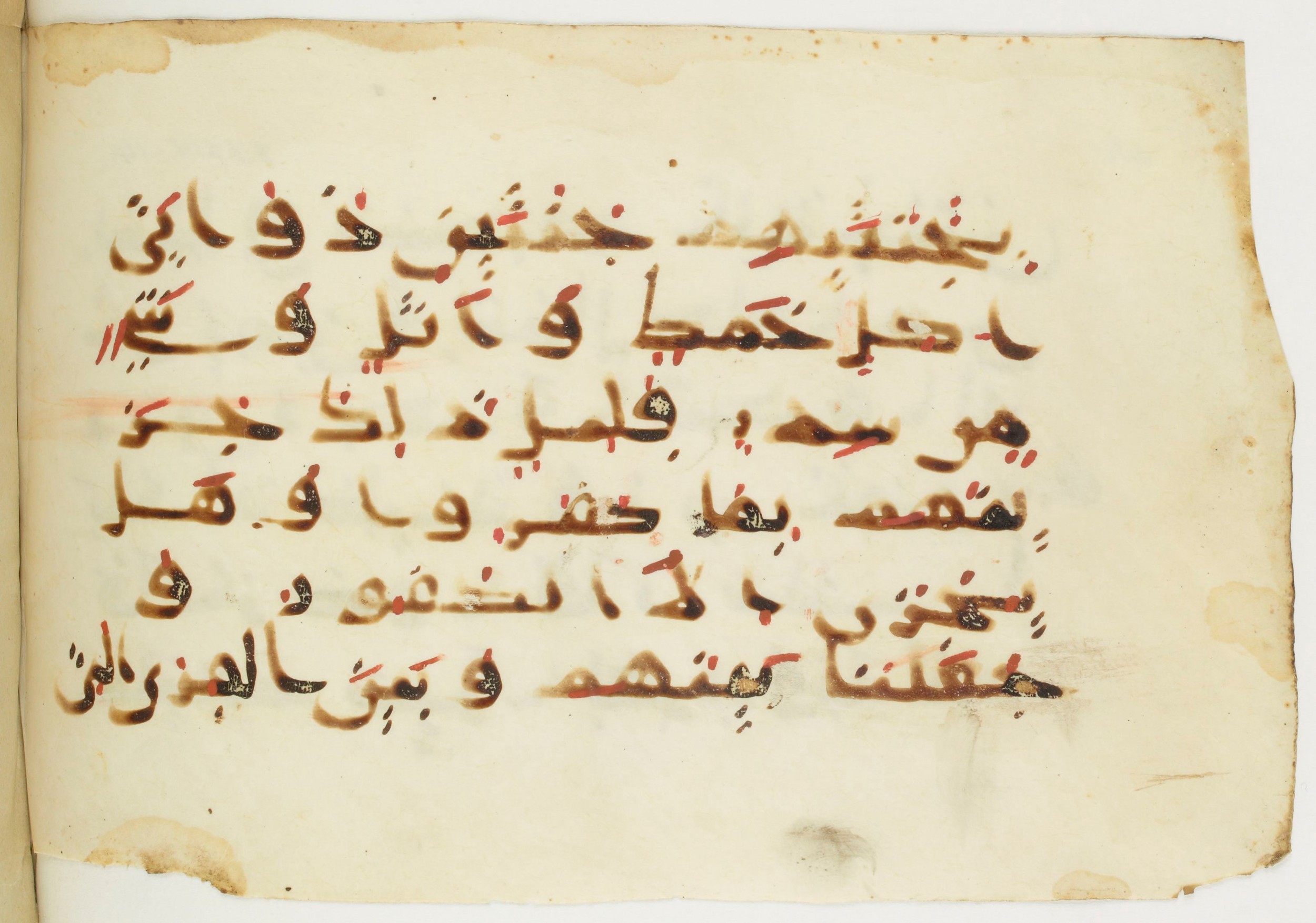 Paris, Bibliothèque nationale de France, Arabe 379 (d) (Scan 2), in Non-classified script, showing Surah 34:16 from 9th to 10th Century AD found in Fustat (Old Cairo), Egypt, currently housed at Bibliothèque nationale de France, Paris