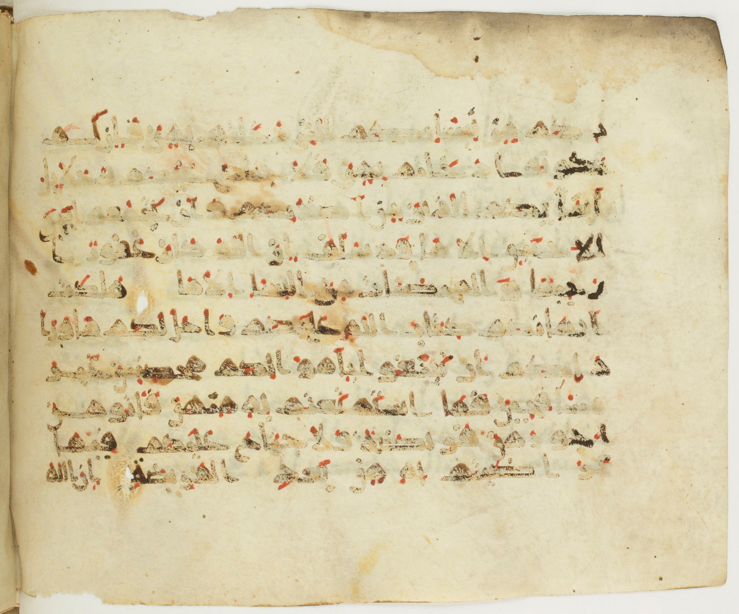 Paris, Bibliothèque nationale de France, Arabe 379 (e) (Scan 1), in New Style II script, showing Surah 4:24 from 9th to 10th Century AD found in al-Fusṭāṭ (Fustat), Egypt, currently housed at Bibliothèque nationale de France, Paris