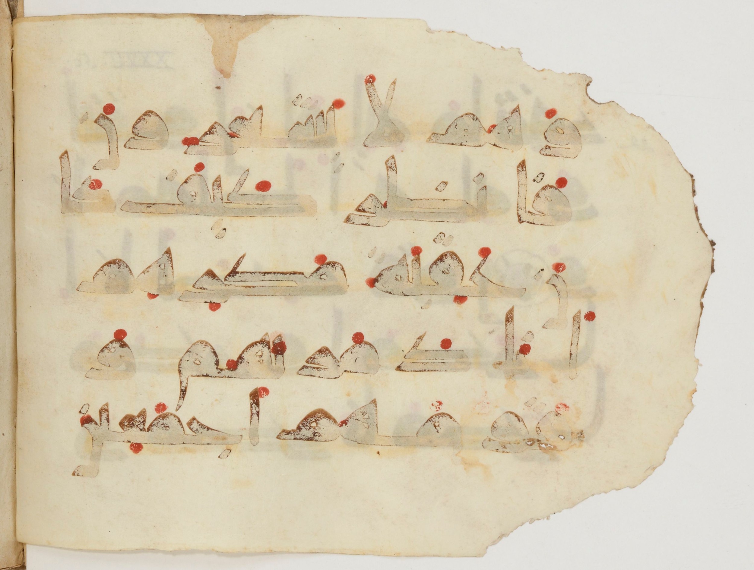 Paris, Bibliothèque nationale de France, Arabe 380 (b) (Scan 2), in Kufic E.I script, showing Surah 27:50 from 9th to 10th Century AD found in al-Fusṭāṭ (Old Cairo), Egypt, currently housed at Bibliothèque nationale de France, Paris