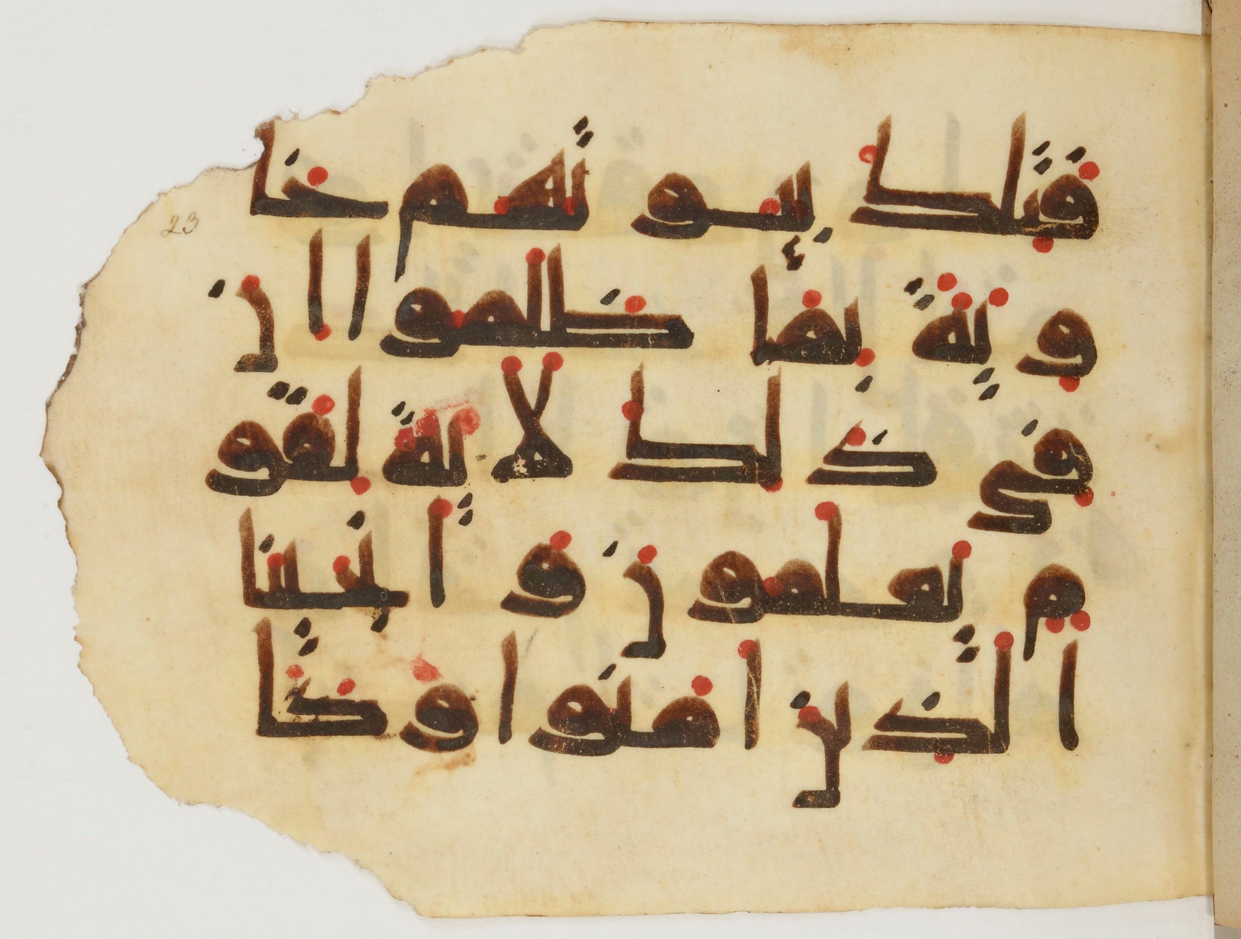 Paris, Bibliothèque nationale de France, Arabe 380 (b), in Kufic E.I script, showing Surah 27:52 from 9th to 10th Century AD found in al-Fusṭāṭ (Old Cairo), Egypt, currently housed at Bibliothèque nationale de France, Paris
