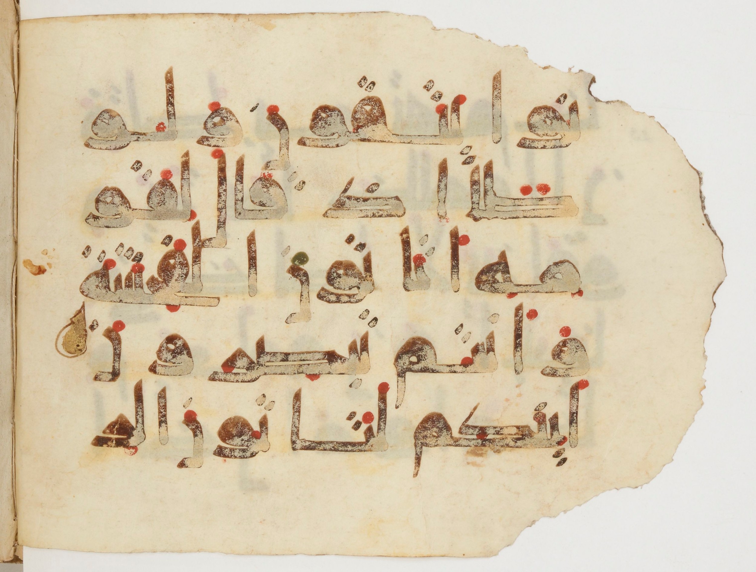 Paris, Bibliothèque nationale de France, Arabe 380 (b) (Scan 2), in Kufic E.I script, showing Surah 27:53 from 9th to 10th Century AD found in al-Fusṭāṭ (Old Cairo), Egypt, currently housed at Bibliothèque nationale de France, Paris